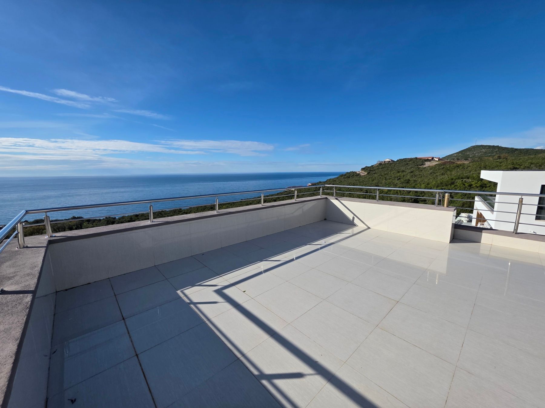 Ekskluzivna moderna vila površine 380 m² sa 4 spavaće sobe, 4 kupatila, bazenom i privatnim parkingom na placu od 450 m² – Krimovica, Kotor - Amfora Real Estate