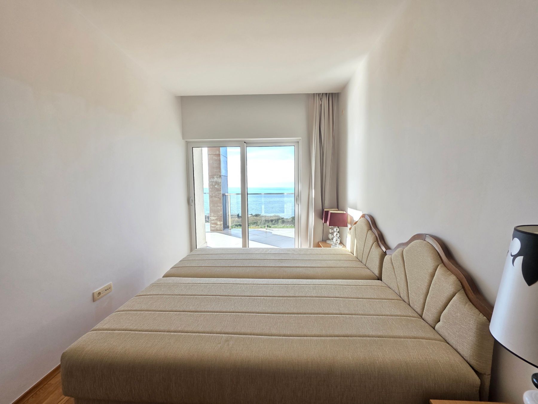 Ekskluzivna moderna vila površine 380 m² sa 4 spavaće sobe, 4 kupatila, bazenom i privatnim parkingom na placu od 450 m² – Krimovica, Kotor - Amfora Real Estate