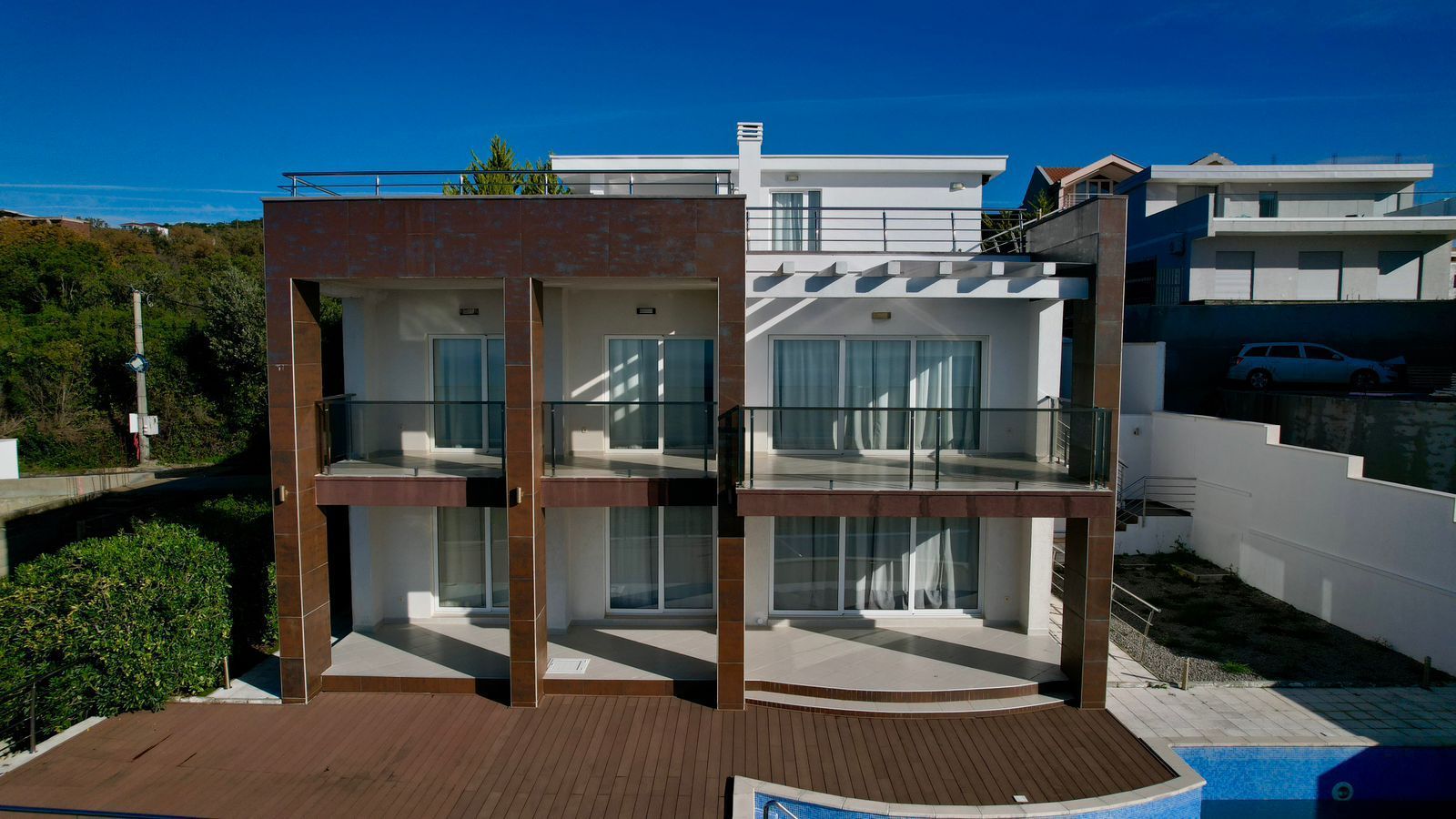 Ekskluzivna moderna vila površine 380 m² sa 4 spavaće sobe, 4 kupatila, bazenom i privatnim parkingom na placu od 450 m² – Krimovica, Kotor - Amfora Real Estate