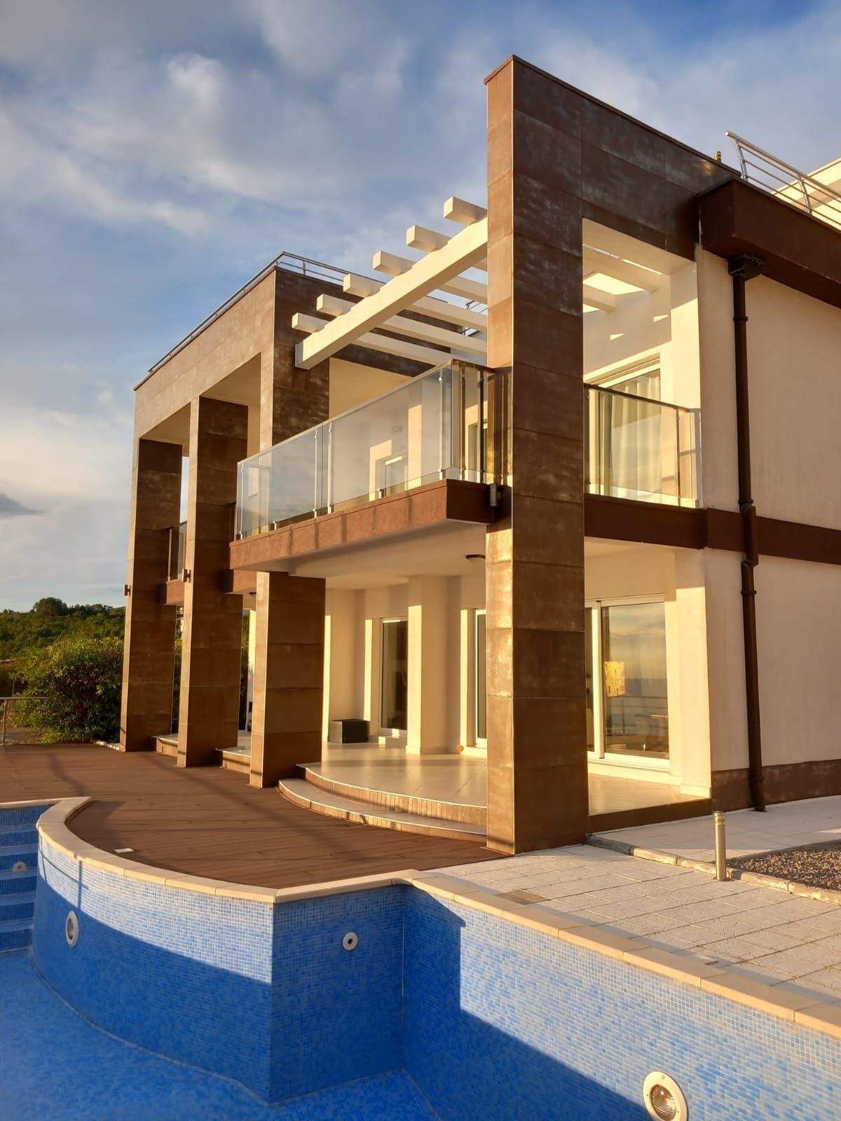 Ekskluzivna moderna vila površine 380 m² sa 4 spavaće sobe, 4 kupatila, bazenom i privatnim parkingom na placu od 450 m² – Krimovica, Kotor - Amfora Real Estate