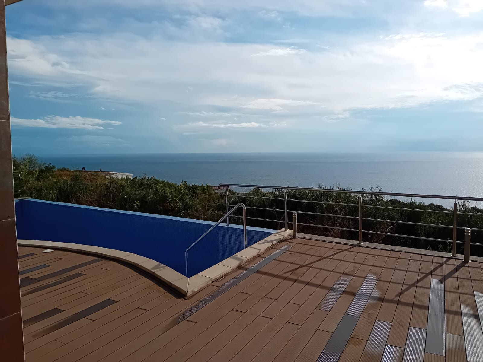 Ekskluzivna moderna vila površine 380 m² sa 4 spavaće sobe, 4 kupatila, bazenom i privatnim parkingom na placu od 450 m² – Krimovica, Kotor - Amfora Real Estate