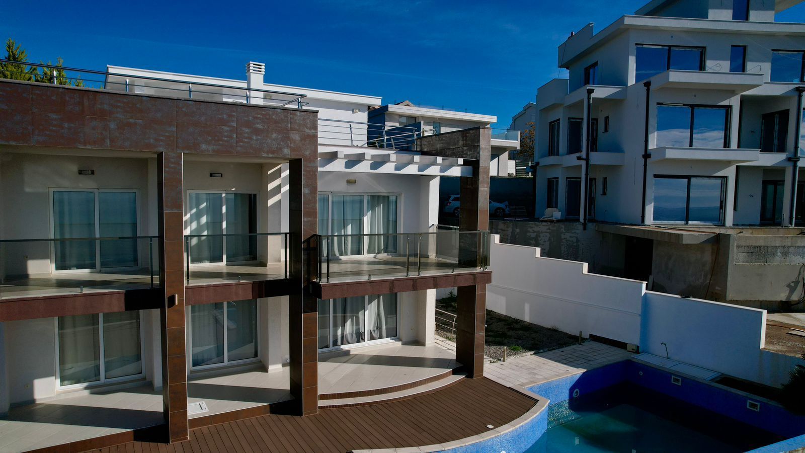 Ekskluzivna moderna vila površine 380 m² sa 4 spavaće sobe, 4 kupatila, bazenom i privatnim parkingom na placu od 450 m² – Krimovica, Kotor - Amfora Real Estate