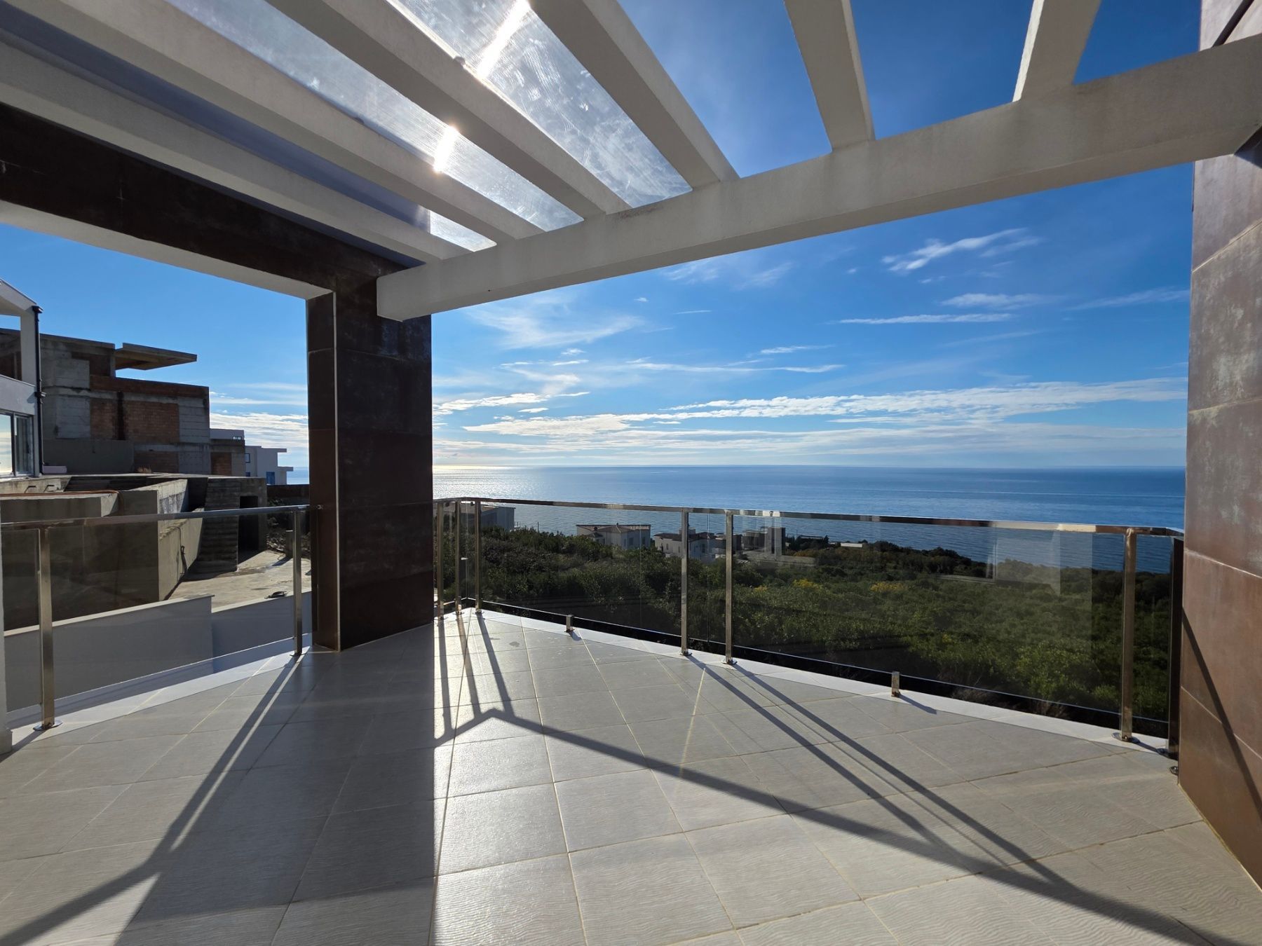 Ekskluzivna moderna vila površine 380 m² sa 4 spavaće sobe, 4 kupatila, bazenom i privatnim parkingom na placu od 450 m² – Krimovica, Kotor - Amfora Real Estate