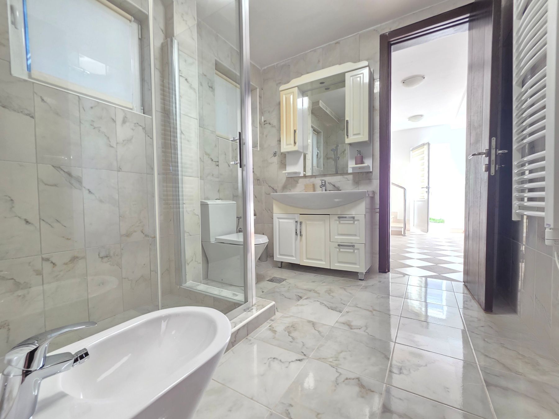 Ekskluzivna moderna vila površine 380 m² sa 4 spavaće sobe, 4 kupatila, bazenom i privatnim parkingom na placu od 450 m² – Krimovica, Kotor - Amfora Real Estate