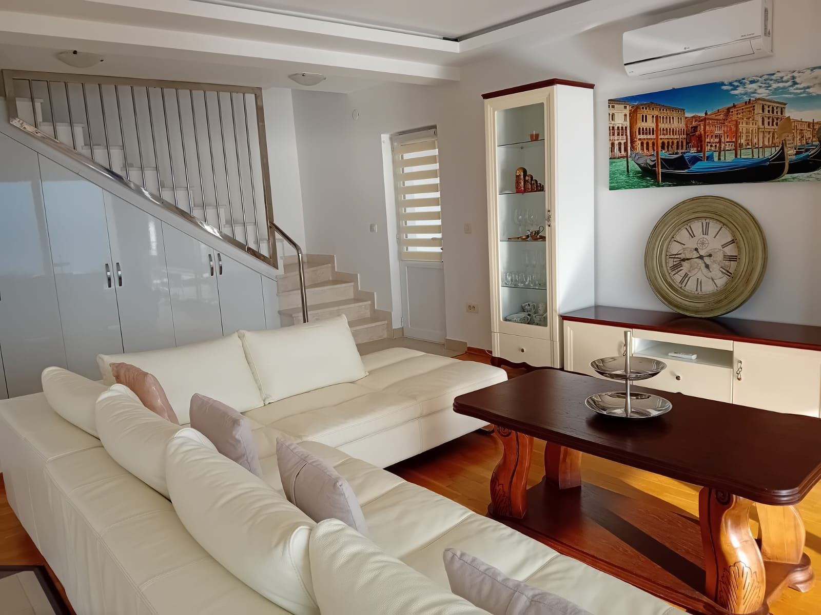 Ekskluzivna moderna vila površine 380 m² sa 4 spavaće sobe, 4 kupatila, bazenom i privatnim parkingom na placu od 450 m² – Krimovica, Kotor - Amfora Real Estate