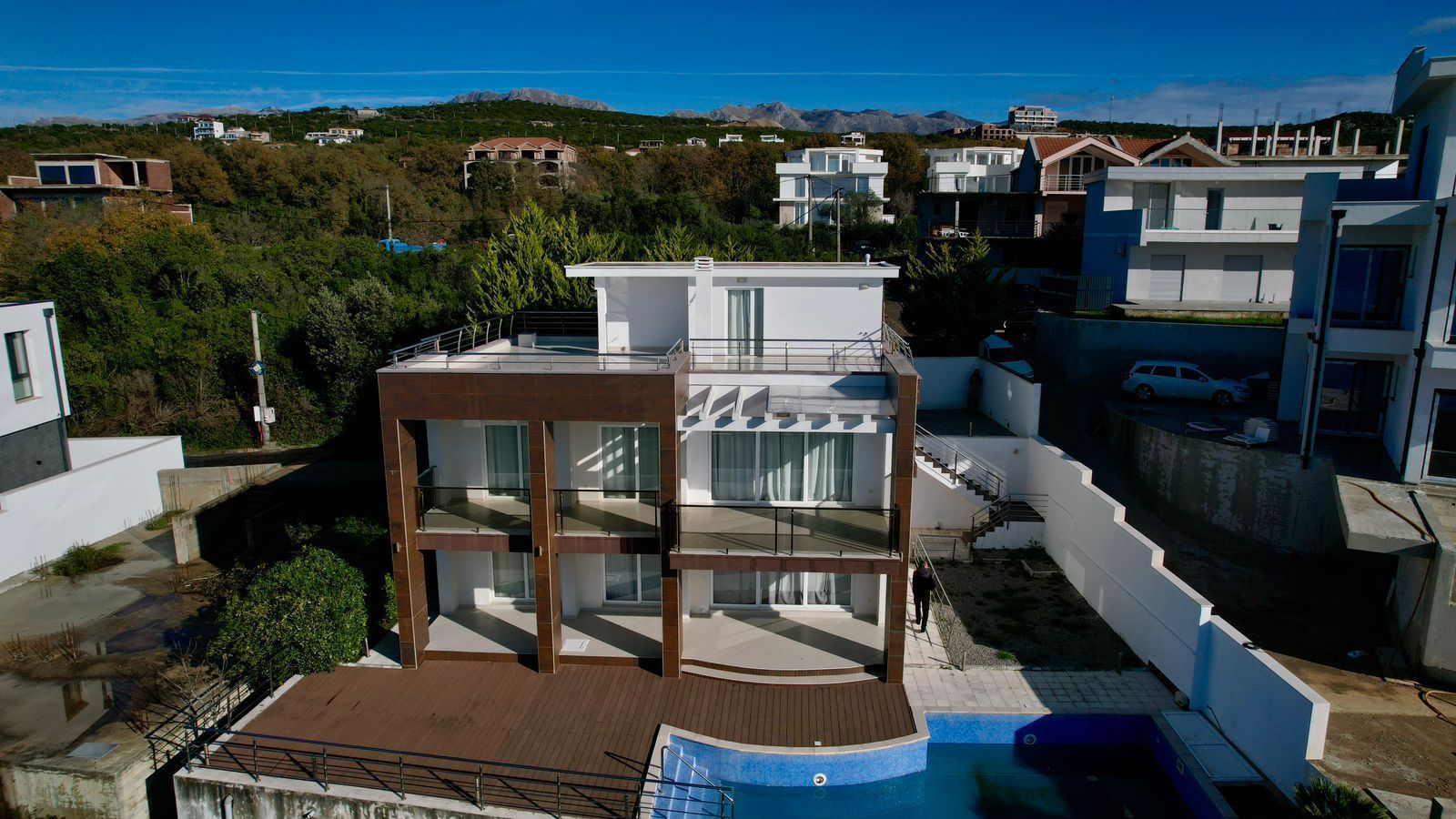 Ekskluzivna moderna vila površine 380 m² sa 4 spavaće sobe, 4 kupatila, bazenom i privatnim parkingom na placu od 450 m² – Krimovica, Kotor - Amfora Real Estate