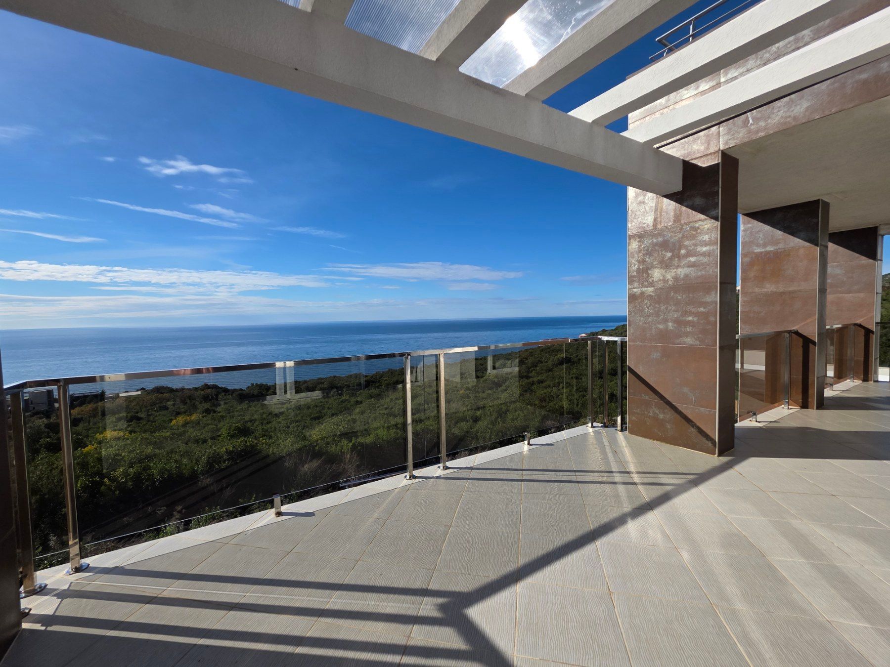 Ekskluzivna moderna vila površine 380 m² sa 4 spavaće sobe, 4 kupatila, bazenom i privatnim parkingom na placu od 450 m² – Krimovica, Kotor - Amfora Real Estate