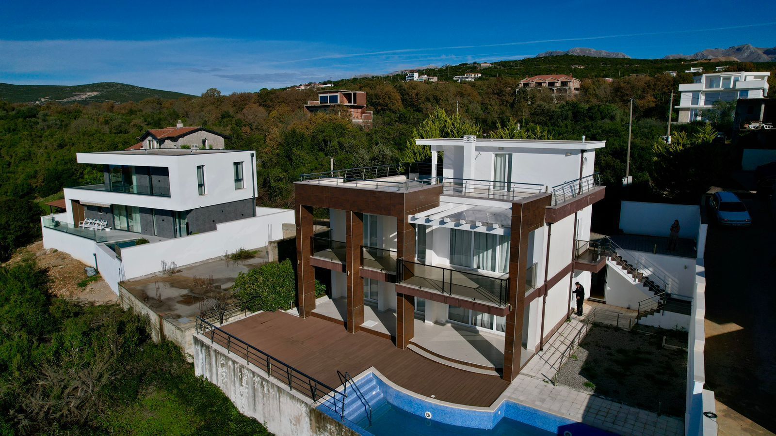 Ekskluzivna moderna vila površine 380 m² sa 4 spavaće sobe, 4 kupatila, bazenom i privatnim parkingom na placu od 450 m² – Krimovica, Kotor - Amfora Real Estate