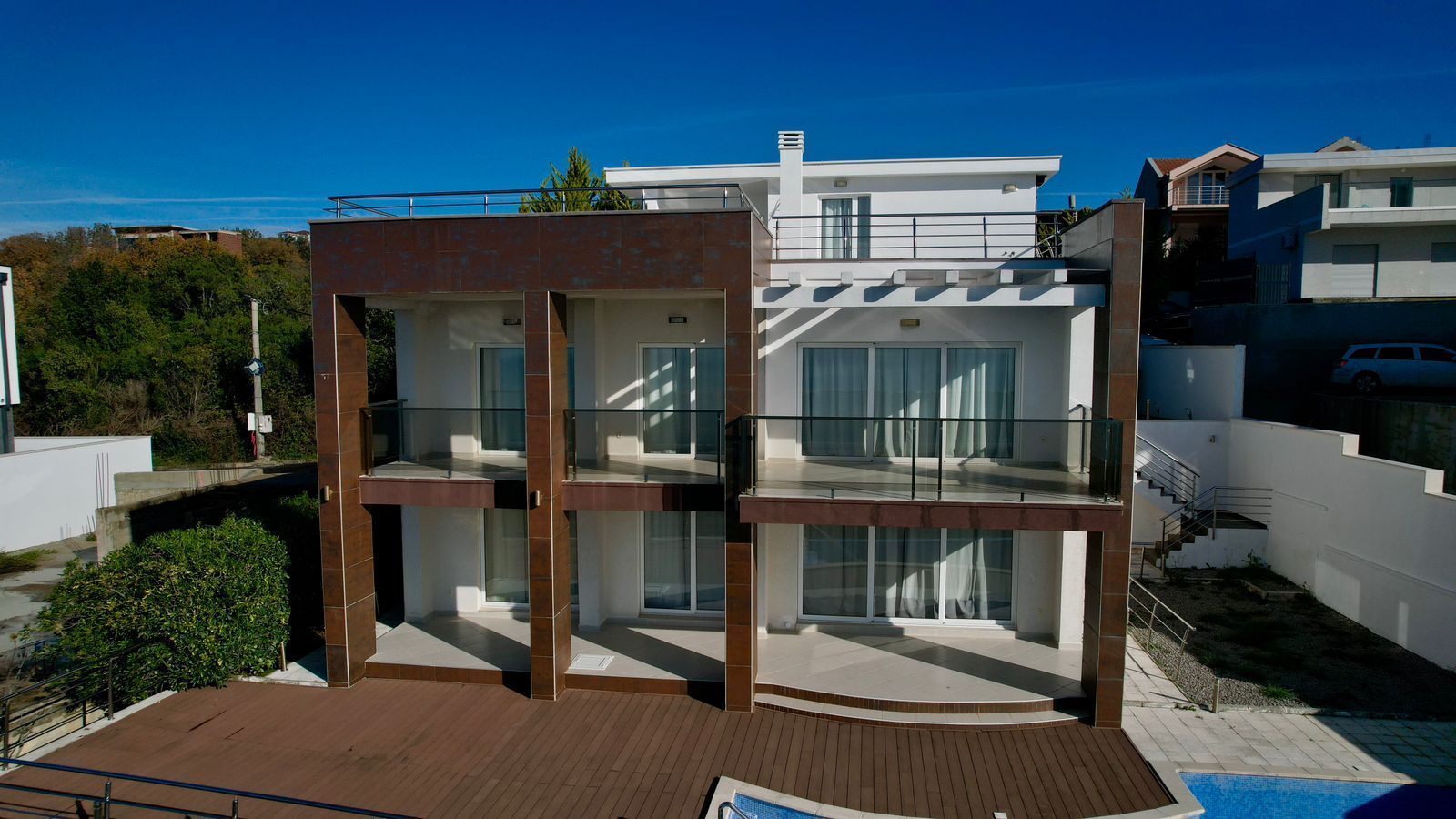 Ekskluzivna moderna vila površine 380 m² sa 4 spavaće sobe, 4 kupatila, bazenom i privatnim parkingom na placu od 450 m² – Krimovica, Kotor - Amfora Real Estate