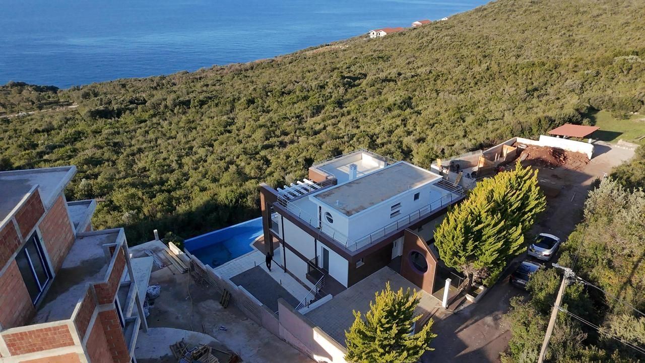 Ekskluzivna moderna vila površine 380 m² sa 4 spavaće sobe, 4 kupatila, bazenom i privatnim parkingom na placu od 450 m² – Krimovica, Kotor - Amfora Real Estate
