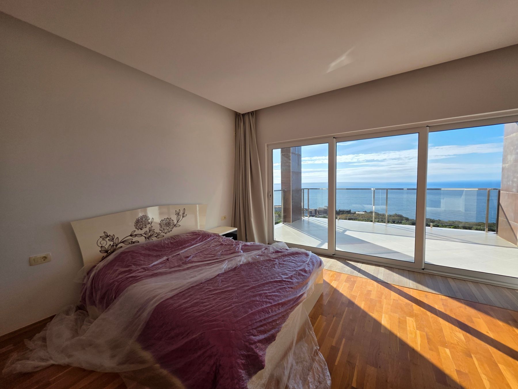 Ekskluzivna moderna vila površine 380 m² sa 4 spavaće sobe, 4 kupatila, bazenom i privatnim parkingom na placu od 450 m² – Krimovica, Kotor - Amfora Real Estate