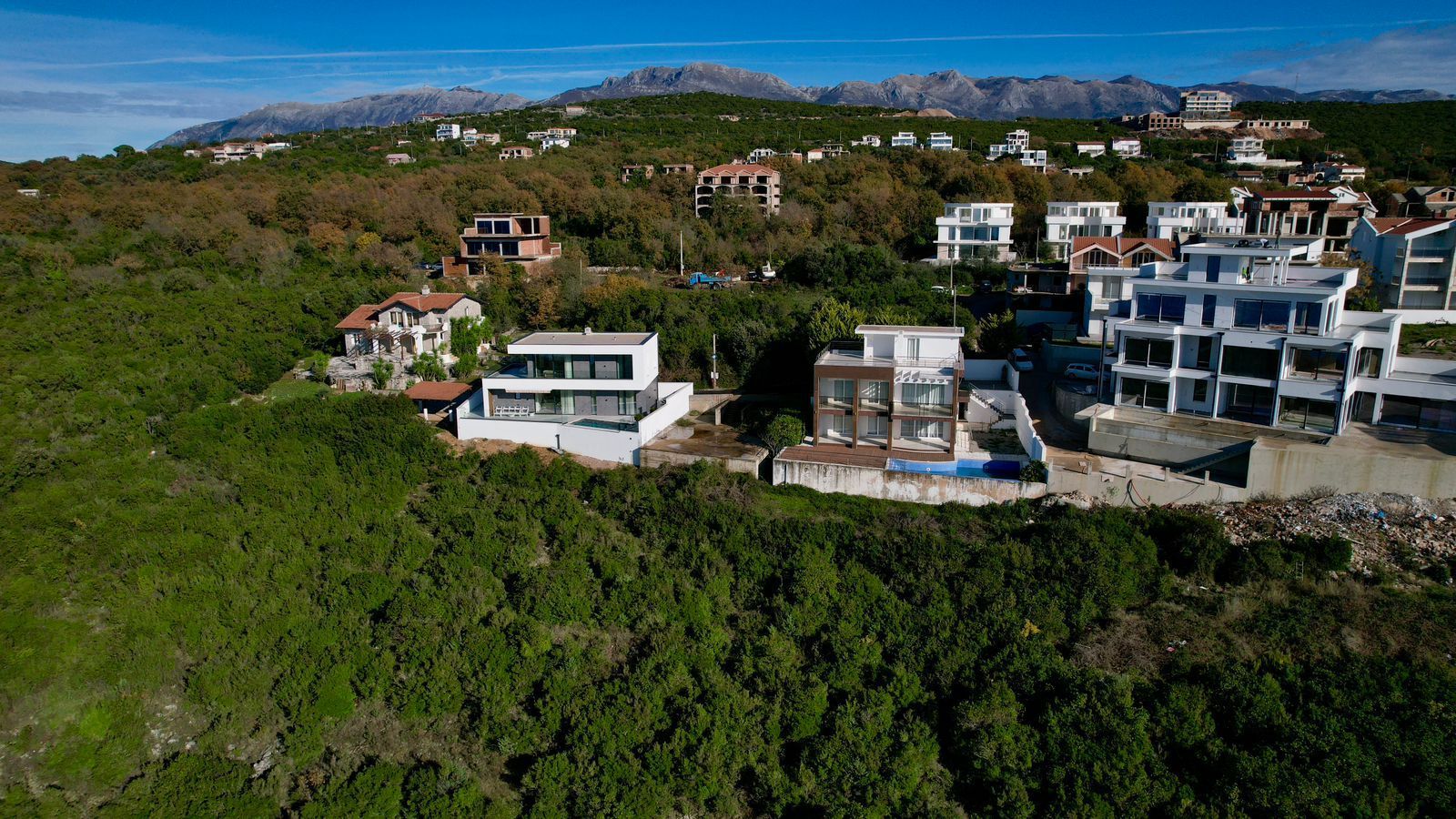 Ekskluzivna moderna vila površine 380 m² sa 4 spavaće sobe, 4 kupatila, bazenom i privatnim parkingom na placu od 450 m² – Krimovica, Kotor - Amfora Real Estate