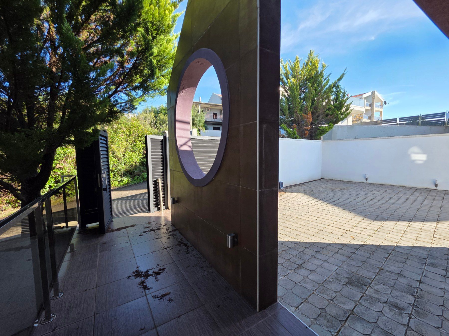 Ekskluzivna moderna vila površine 380 m² sa 4 spavaće sobe, 4 kupatila, bazenom i privatnim parkingom na placu od 450 m² – Krimovica, Kotor - Amfora Real Estate