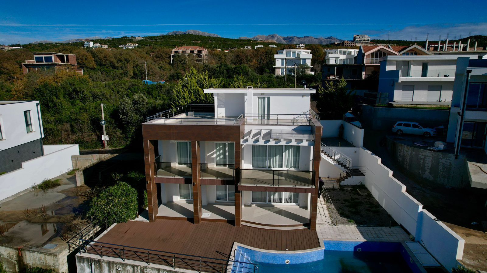 Ekskluzivna moderna vila površine 380 m² sa 4 spavaće sobe, 4 kupatila, bazenom i privatnim parkingom na placu od 450 m² – Krimovica, Kotor - Amfora Real Estate