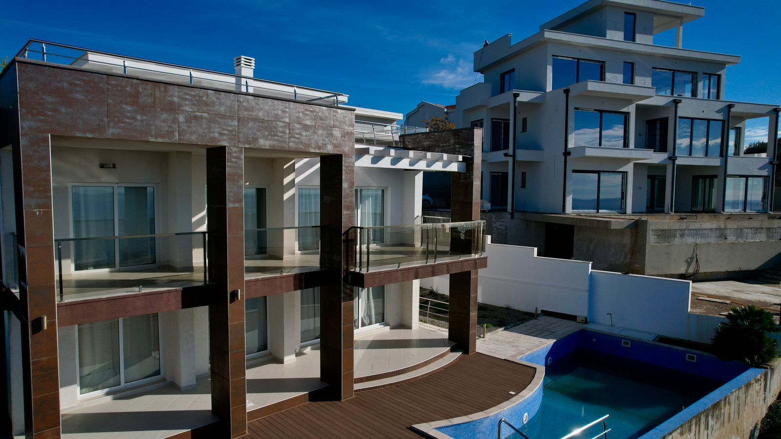 Ekskluzivna moderna vila površine 380 m² sa 4 spavaće sobe, 4 kupatila, bazenom i privatnim parkingom na placu od 450 m² – Krimovica, Kotor - Amfora Real Estate