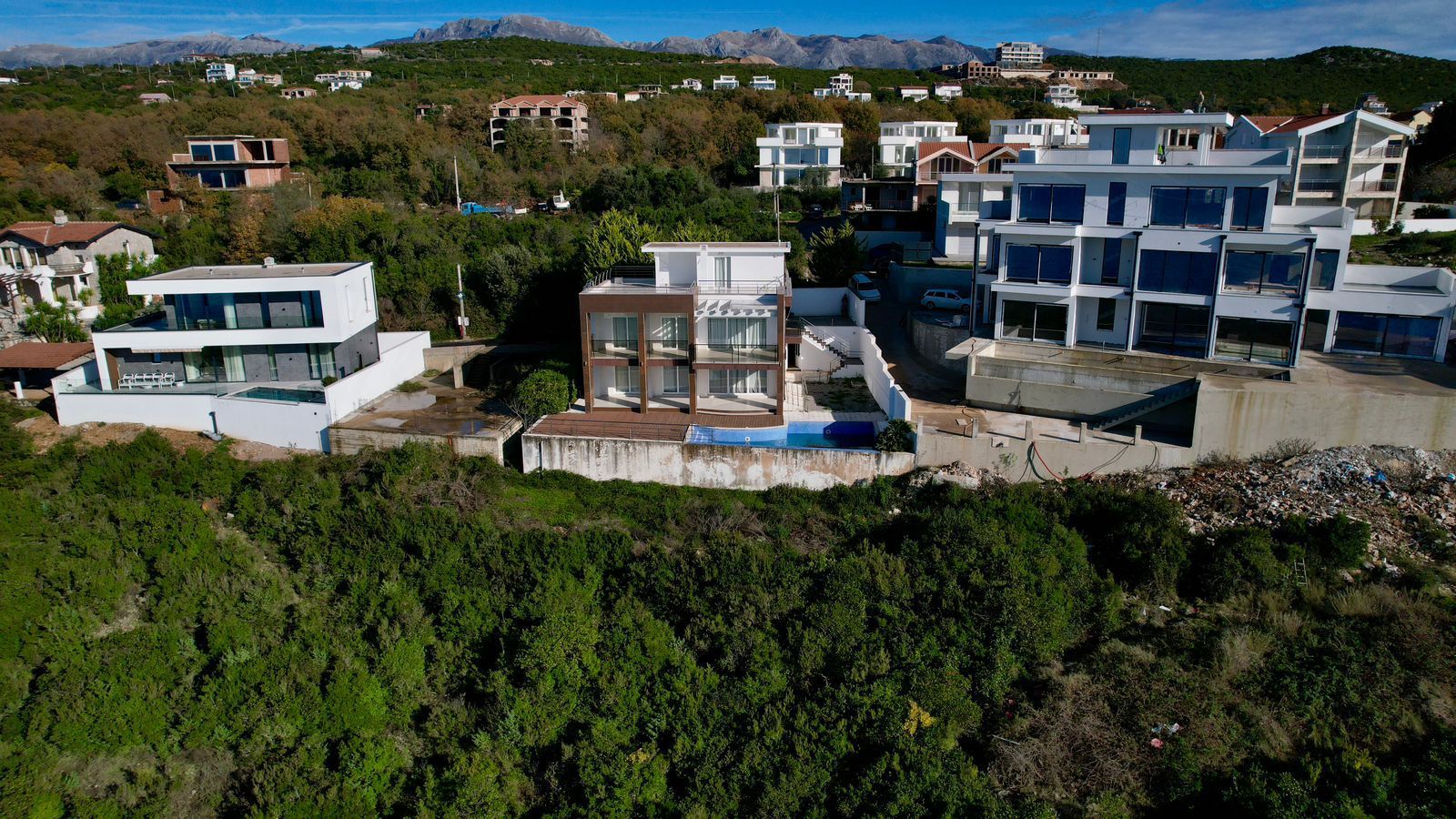 Ekskluzivna moderna vila površine 380 m² sa 4 spavaće sobe, 4 kupatila, bazenom i privatnim parkingom na placu od 450 m² – Krimovica, Kotor - Amfora Real Estate