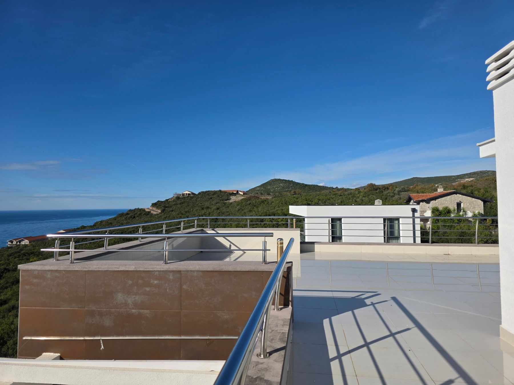 Ekskluzivna moderna vila površine 380 m² sa 4 spavaće sobe, 4 kupatila, bazenom i privatnim parkingom na placu od 450 m² – Krimovica, Kotor - Amfora Real Estate