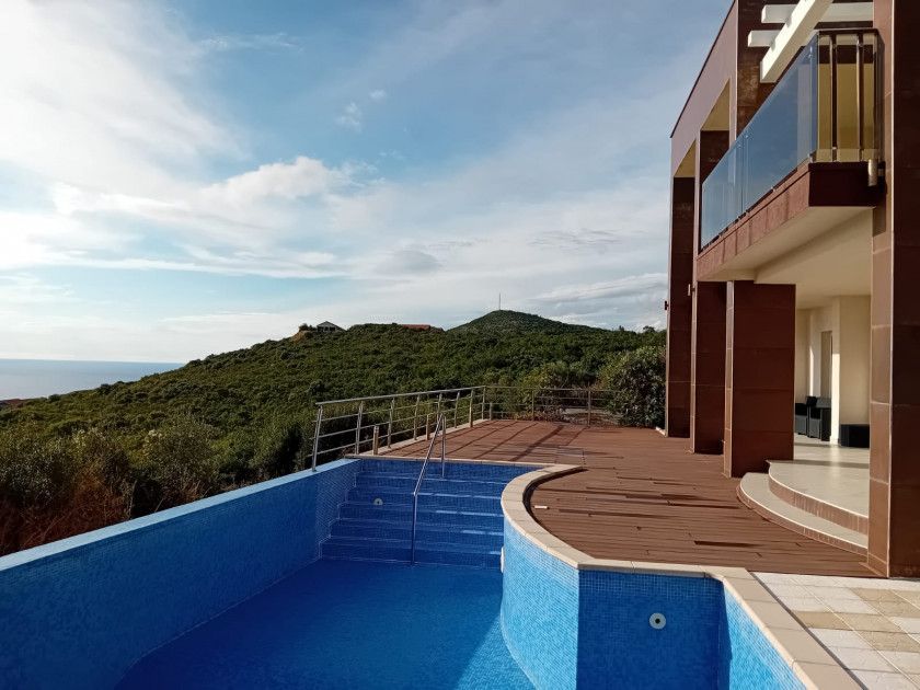 Ekskluzivna moderna vila površine 380 m² sa 4 spavaće sobe, 4 kupatila, bazenom i privatnim parkingom na placu od 450 m² – Krimovica, Kotor - Amfora Real Estate