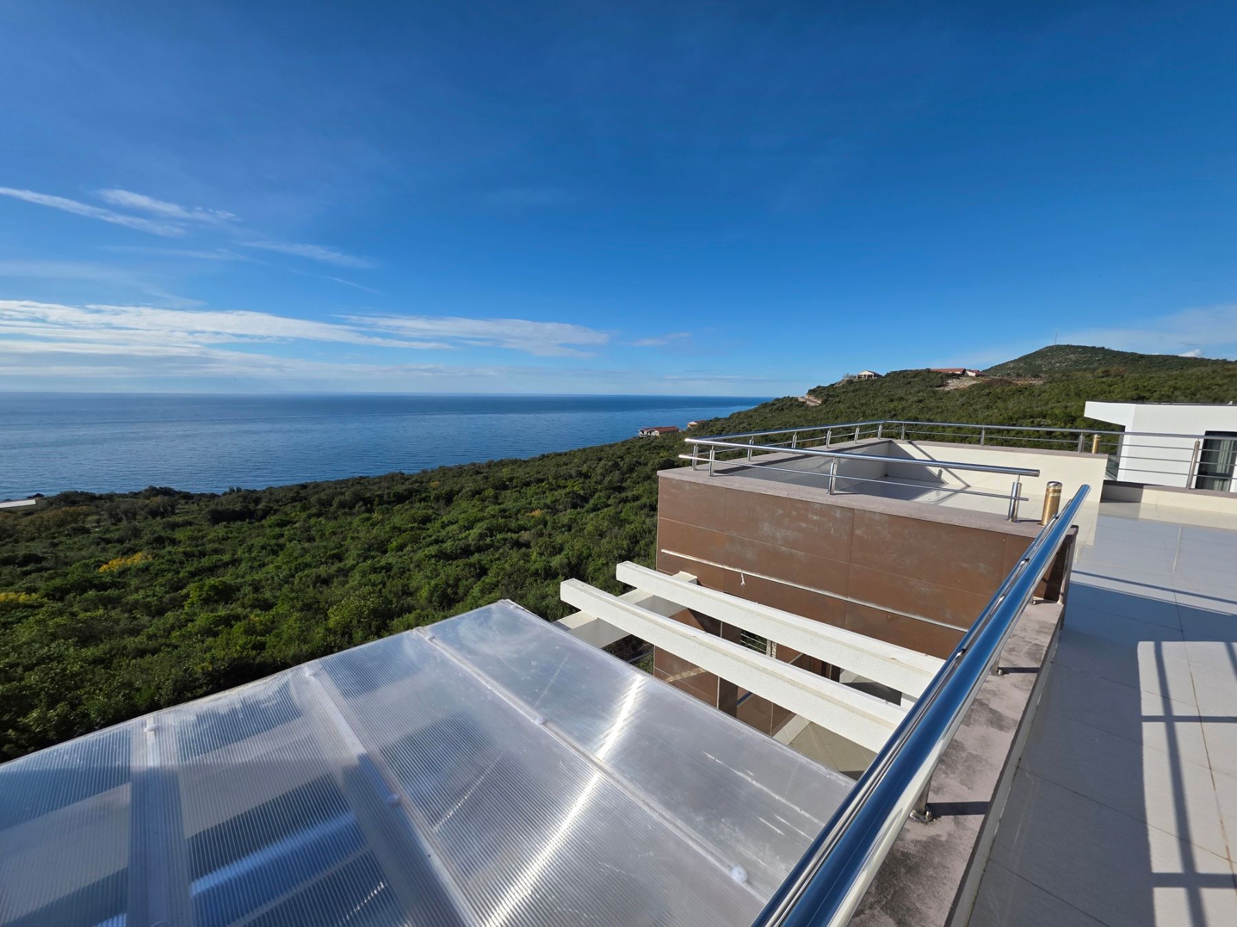 Ekskluzivna moderna vila površine 380 m² sa 4 spavaće sobe, 4 kupatila, bazenom i privatnim parkingom na placu od 450 m² – Krimovica, Kotor - Amfora Real Estate