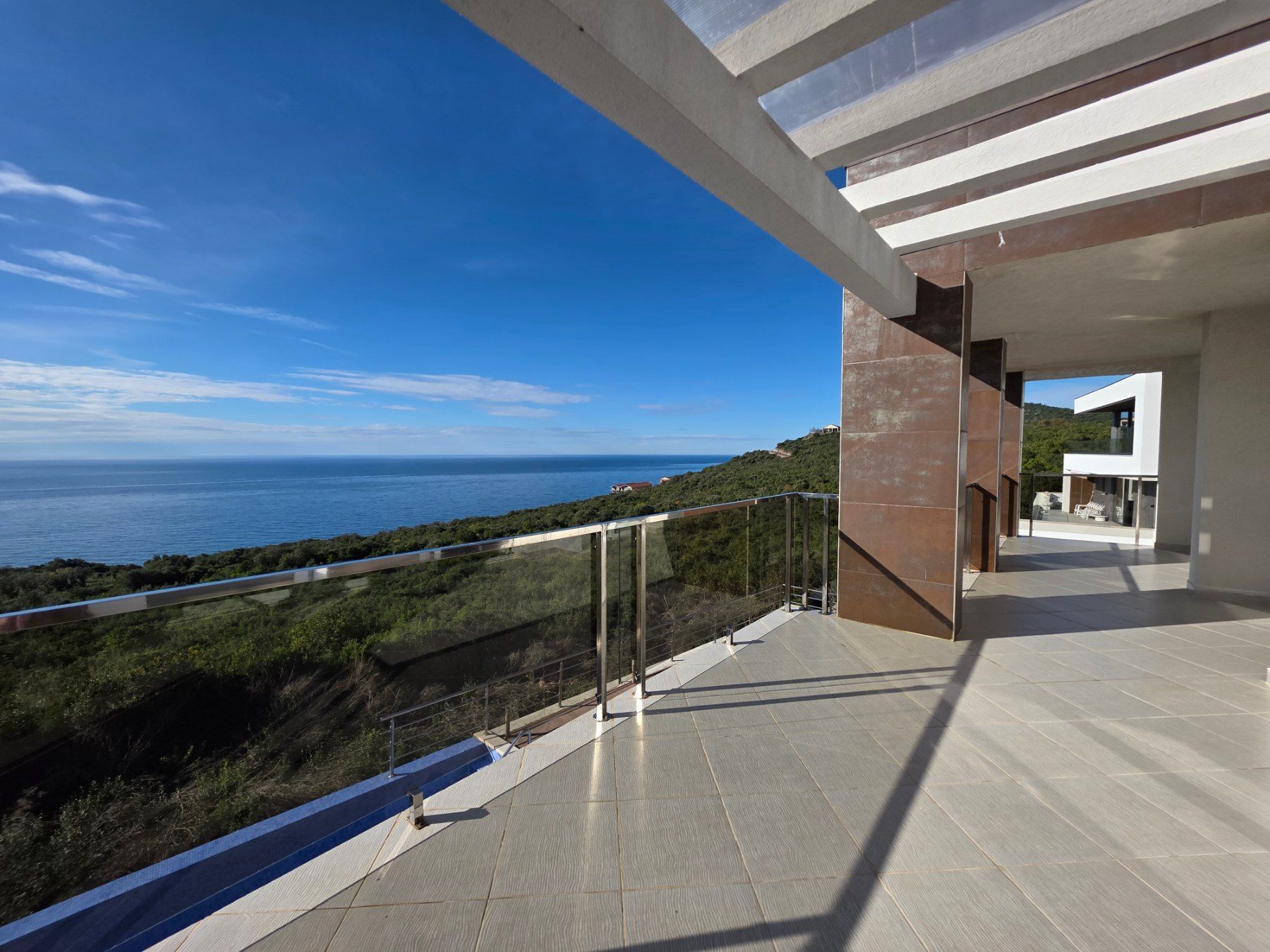 Ekskluzivna moderna vila površine 380 m² sa 4 spavaće sobe, 4 kupatila, bazenom i privatnim parkingom na placu od 450 m² – Krimovica, Kotor - Amfora Real Estate