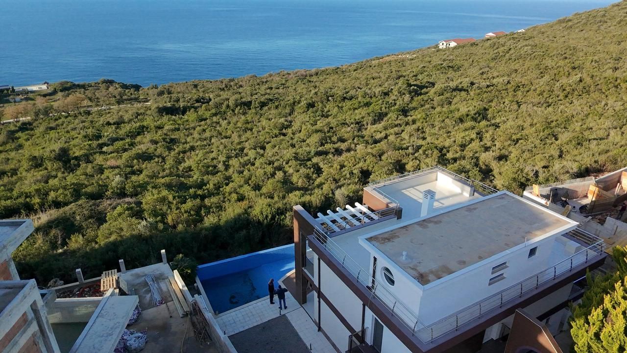 Ekskluzivna moderna vila površine 380 m² sa 4 spavaće sobe, 4 kupatila, bazenom i privatnim parkingom na placu od 450 m² – Krimovica, Kotor - Amfora Real Estate