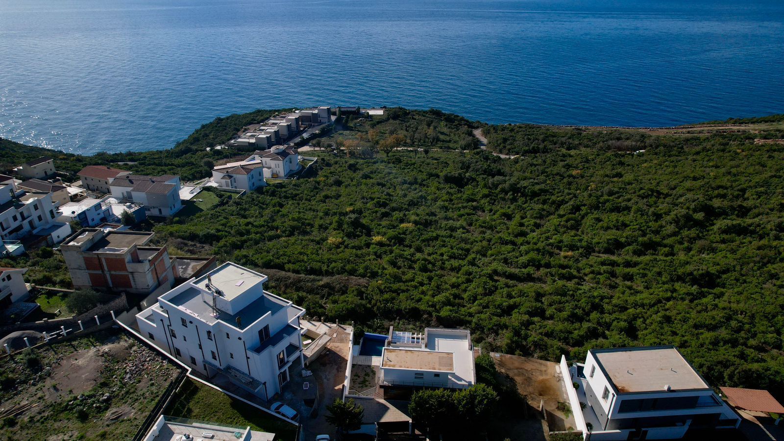 Ekskluzivna moderna vila površine 380 m² sa 4 spavaće sobe, 4 kupatila, bazenom i privatnim parkingom na placu od 450 m² – Krimovica, Kotor - Amfora Real Estate