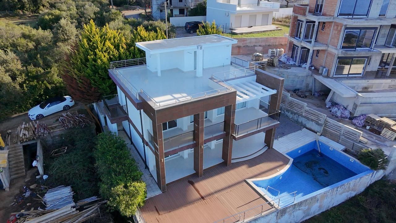 Ekskluzivna moderna vila površine 380 m² sa 4 spavaće sobe, 4 kupatila, bazenom i privatnim parkingom na placu od 450 m² – Krimovica, Kotor - Amfora Real Estate