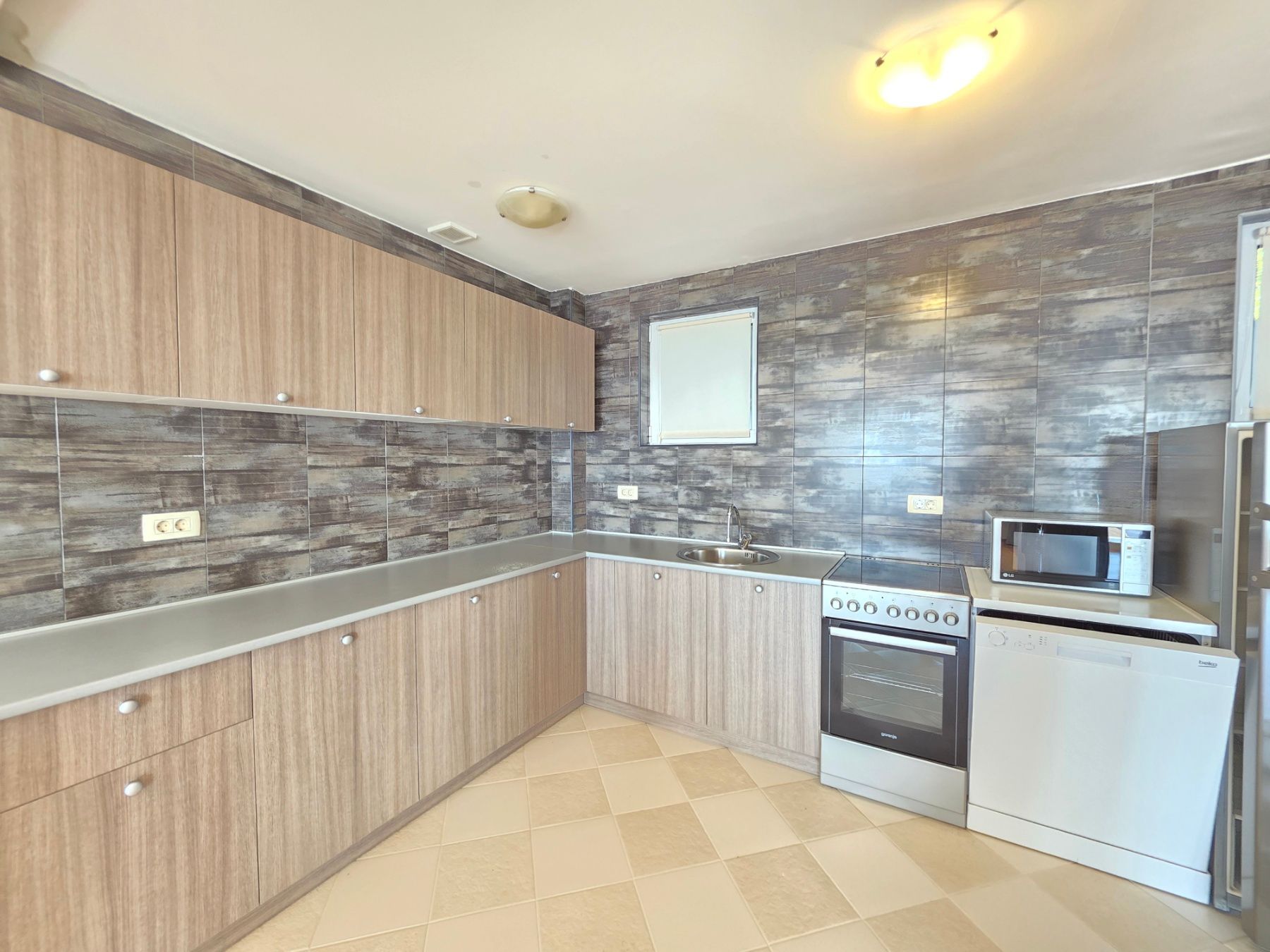 Ekskluzivna moderna vila površine 380 m² sa 4 spavaće sobe, 4 kupatila, bazenom i privatnim parkingom na placu od 450 m² – Krimovica, Kotor - Amfora Real Estate