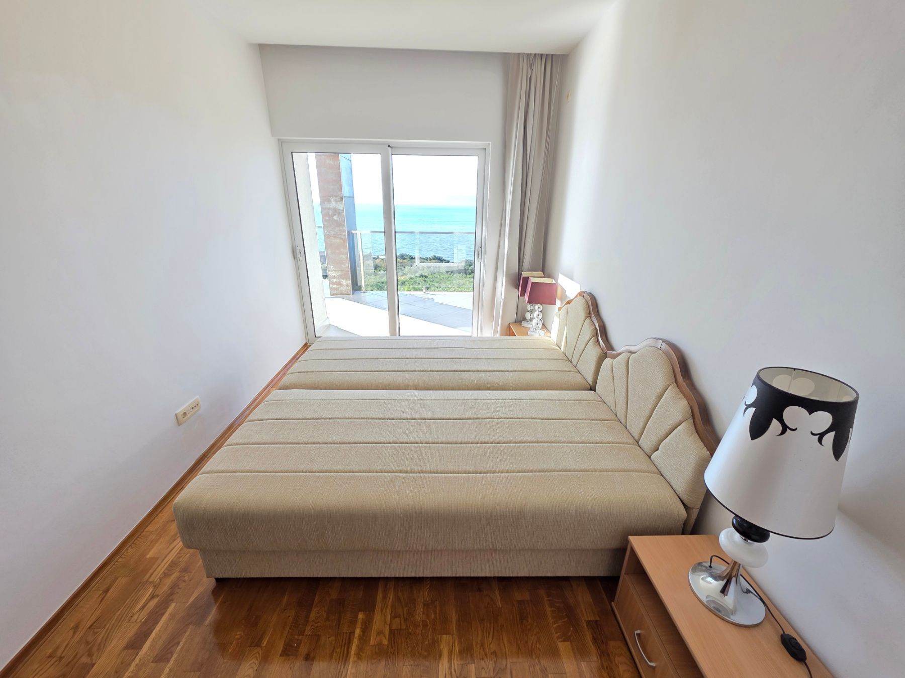 Ekskluzivna moderna vila površine 380 m² sa 4 spavaće sobe, 4 kupatila, bazenom i privatnim parkingom na placu od 450 m² – Krimovica, Kotor - Amfora Real Estate