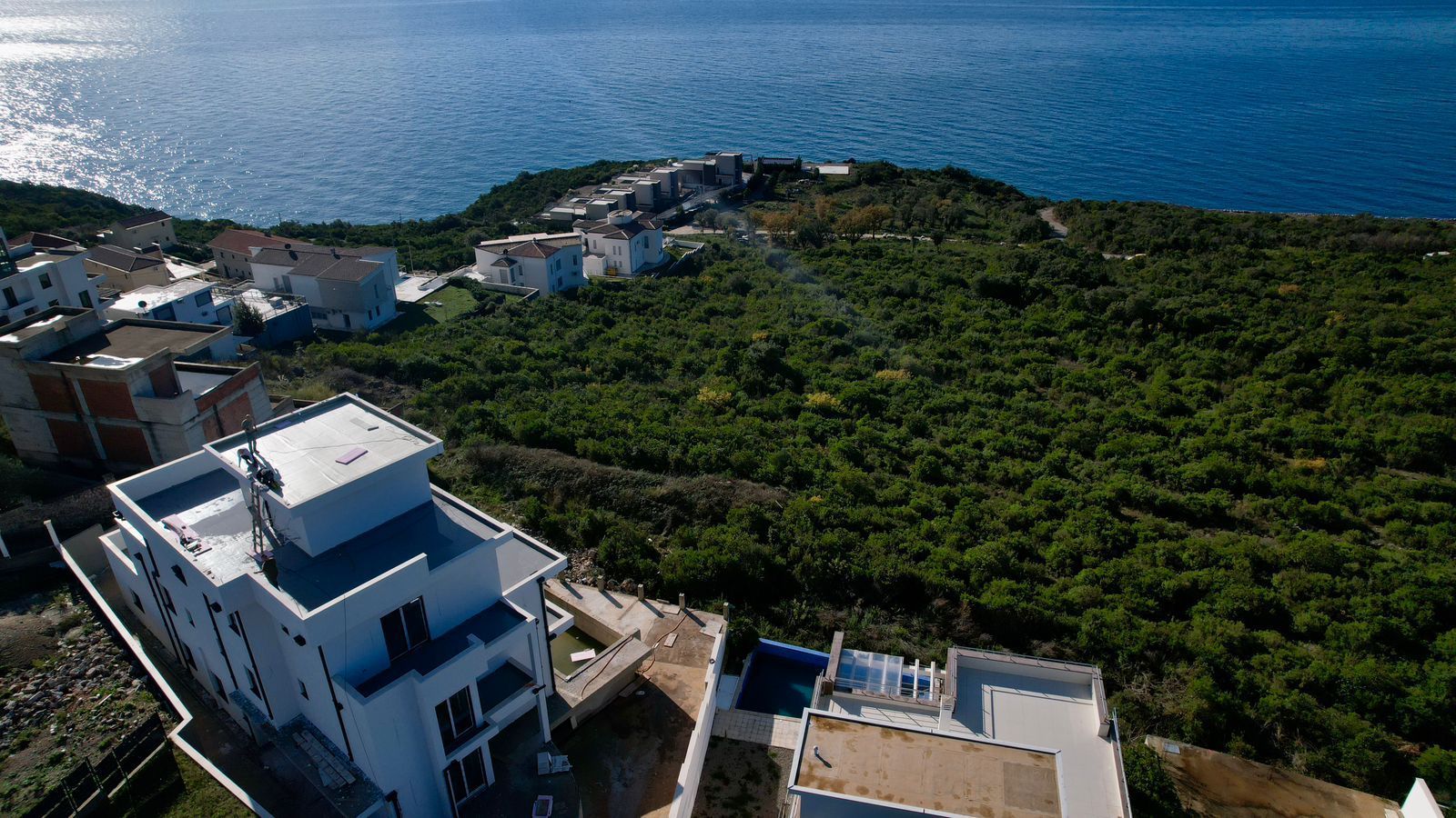 Ekskluzivna moderna vila površine 380 m² sa 4 spavaće sobe, 4 kupatila, bazenom i privatnim parkingom na placu od 450 m² – Krimovica, Kotor - Amfora Real Estate