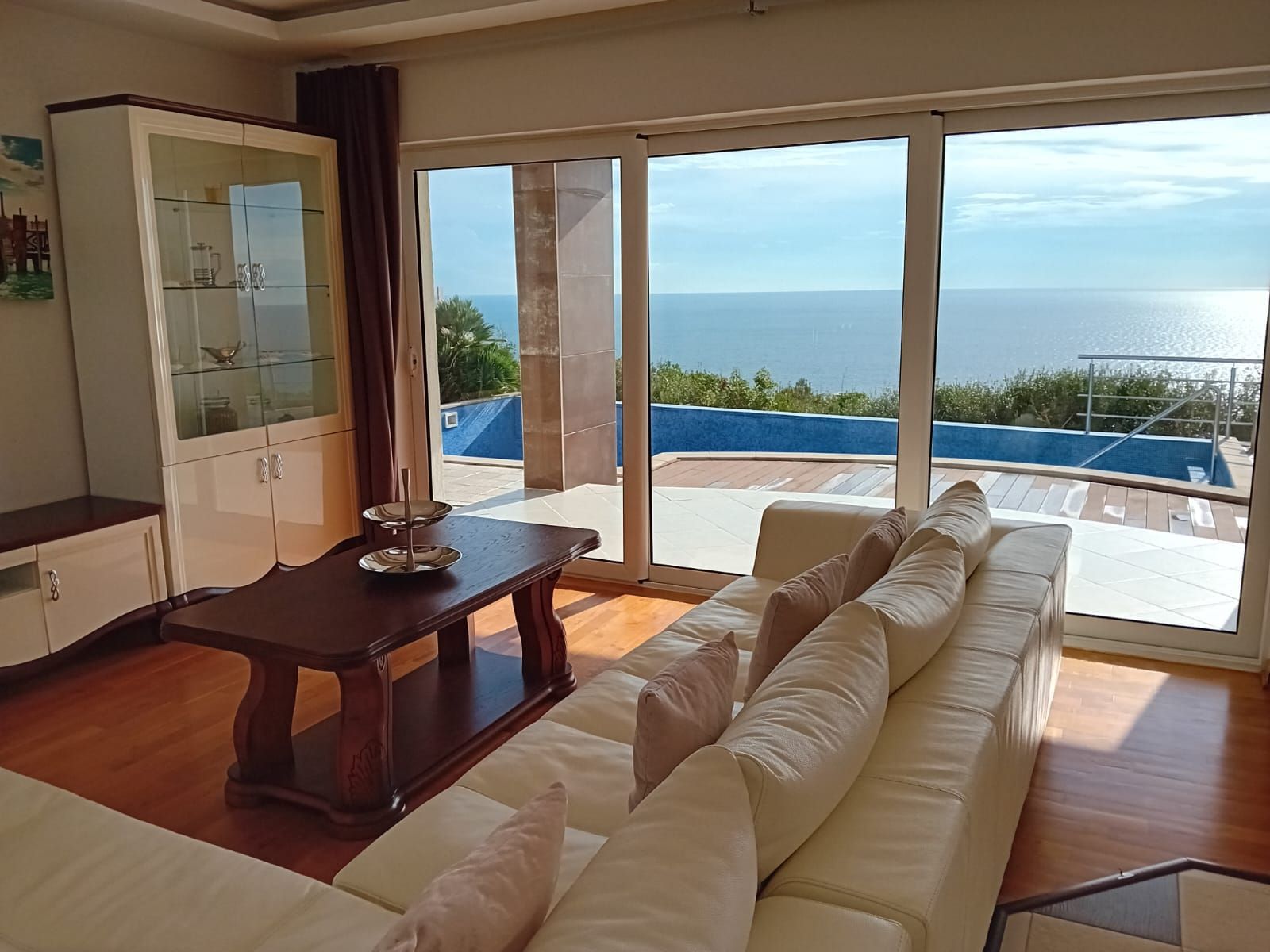 Ekskluzivna moderna vila površine 380 m² sa 4 spavaće sobe, 4 kupatila, bazenom i privatnim parkingom na placu od 450 m² – Krimovica, Kotor - Amfora Real Estate