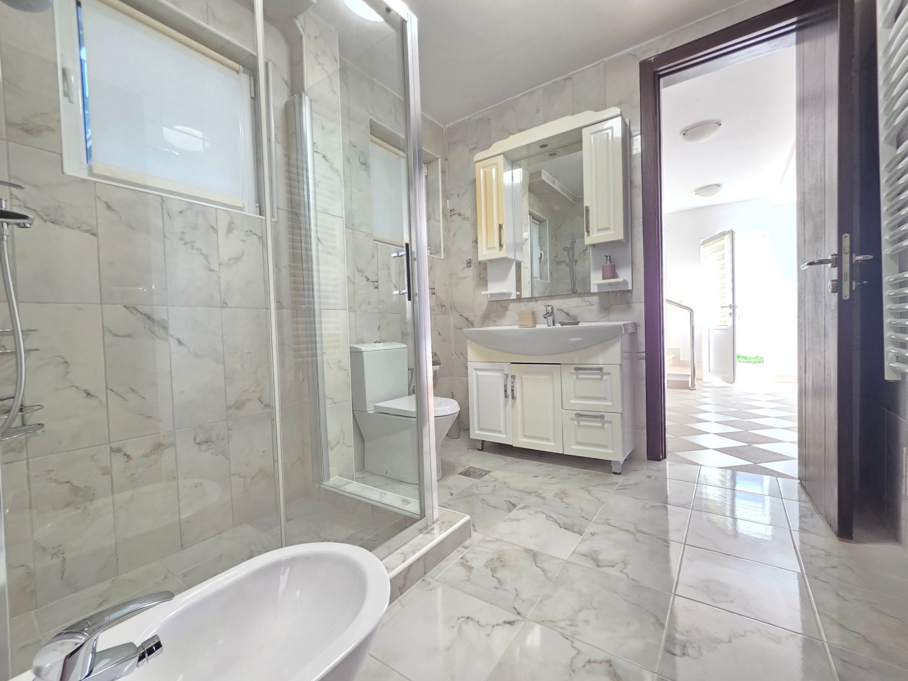 Ekskluzivna moderna vila površine 380 m² sa 4 spavaće sobe, 4 kupatila, bazenom i privatnim parkingom na placu od 450 m² – Krimovica, Kotor - Amfora Real Estate