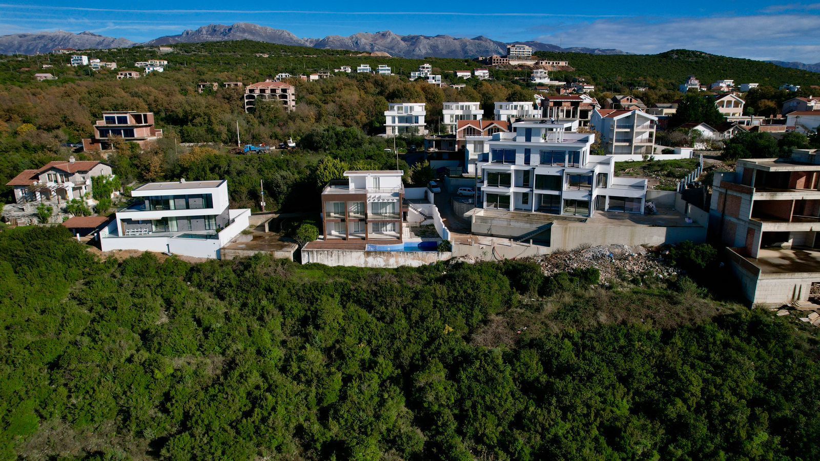 Ekskluzivna moderna vila površine 380 m² sa 4 spavaće sobe, 4 kupatila, bazenom i privatnim parkingom na placu od 450 m² – Krimovica, Kotor - Amfora Real Estate