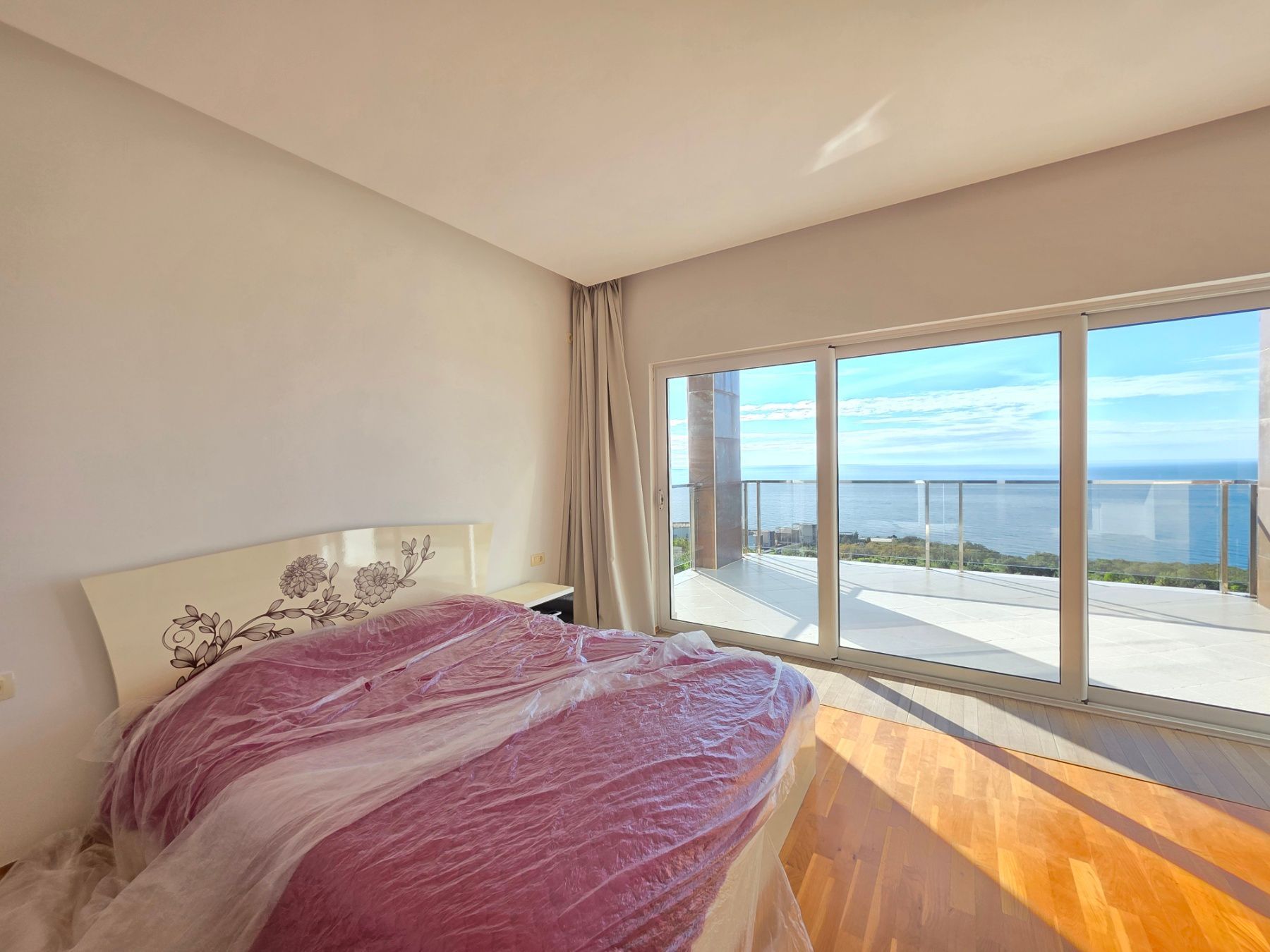 Ekskluzivna moderna vila površine 380 m² sa 4 spavaće sobe, 4 kupatila, bazenom i privatnim parkingom na placu od 450 m² – Krimovica, Kotor - Amfora Real Estate