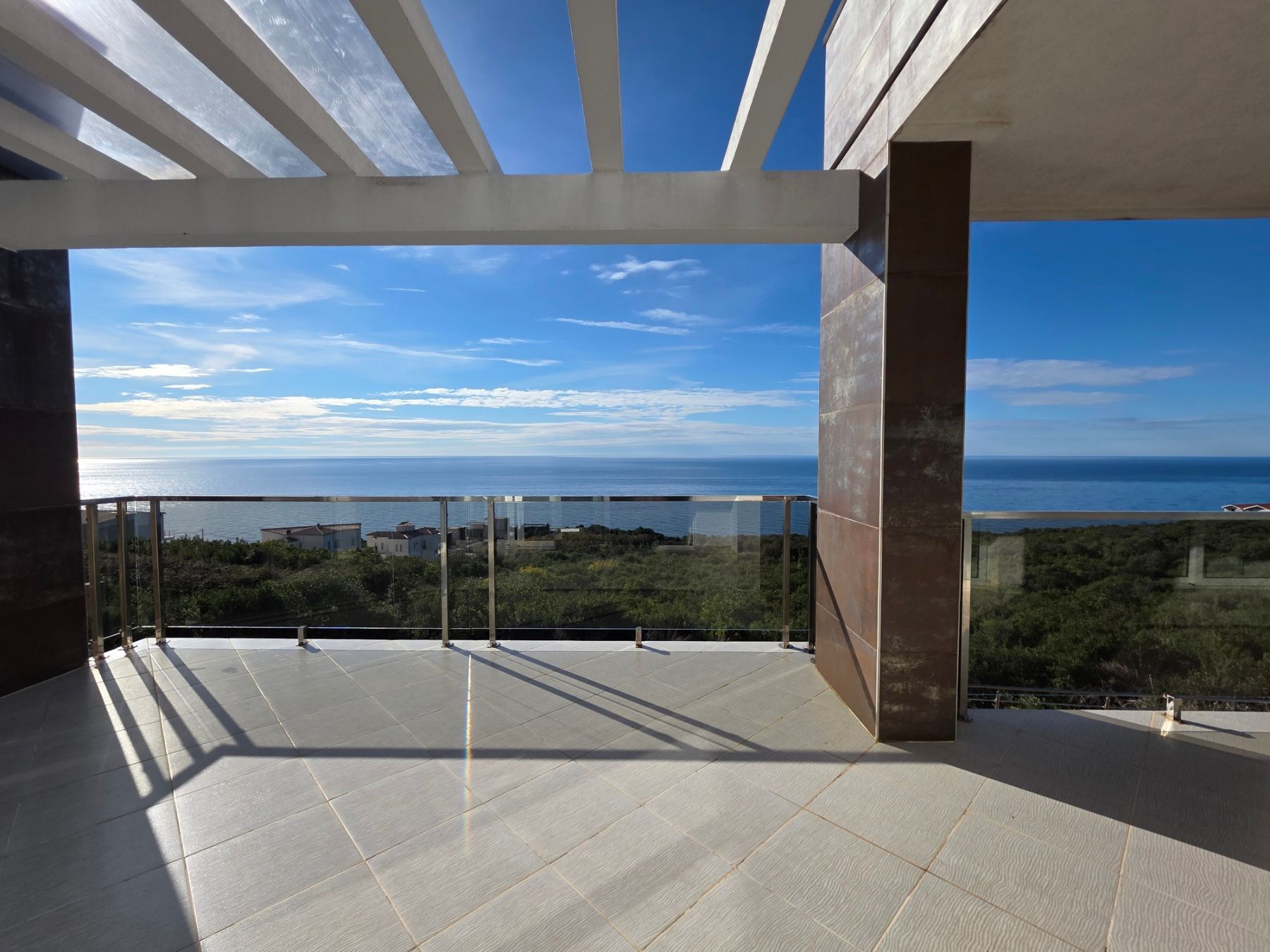 Ekskluzivna moderna vila površine 380 m² sa 4 spavaće sobe, 4 kupatila, bazenom i privatnim parkingom na placu od 450 m² – Krimovica, Kotor - Amfora Real Estate