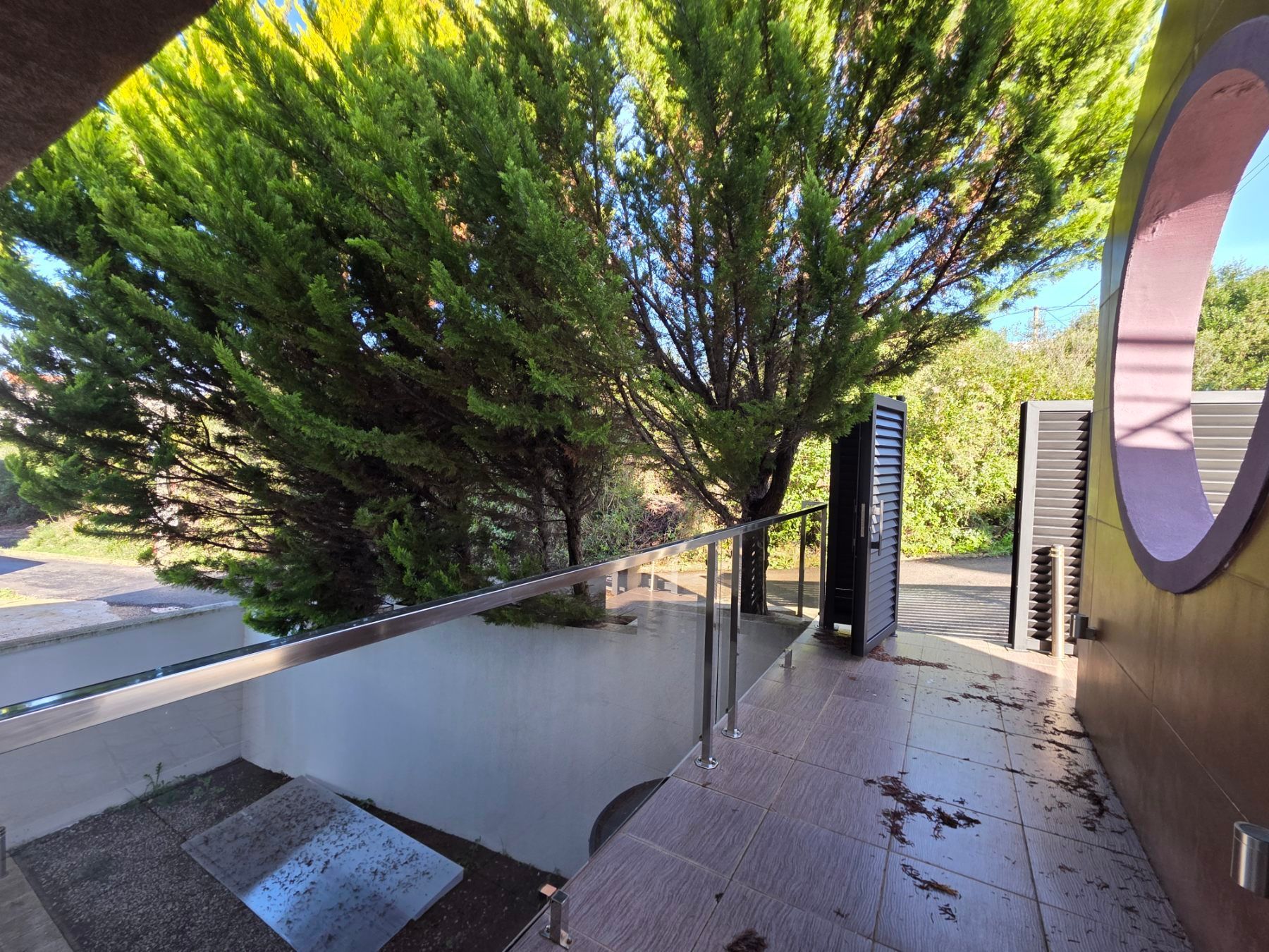 Ekskluzivna moderna vila površine 380 m² sa 4 spavaće sobe, 4 kupatila, bazenom i privatnim parkingom na placu od 450 m² – Krimovica, Kotor - Amfora Real Estate