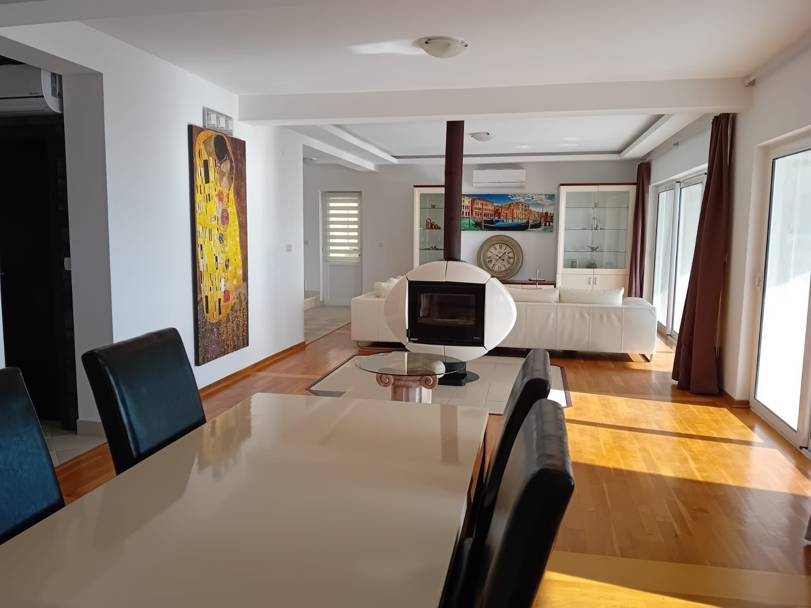 Ekskluzivna moderna vila površine 380 m² sa 4 spavaće sobe, 4 kupatila, bazenom i privatnim parkingom na placu od 450 m² – Krimovica, Kotor - Amfora Real Estate