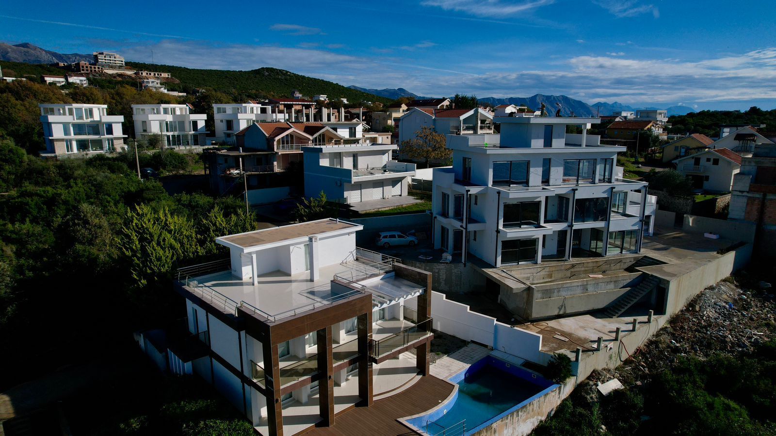 Ekskluzivna moderna vila površine 380 m² sa 4 spavaće sobe, 4 kupatila, bazenom i privatnim parkingom na placu od 450 m² – Krimovica, Kotor - Amfora Real Estate