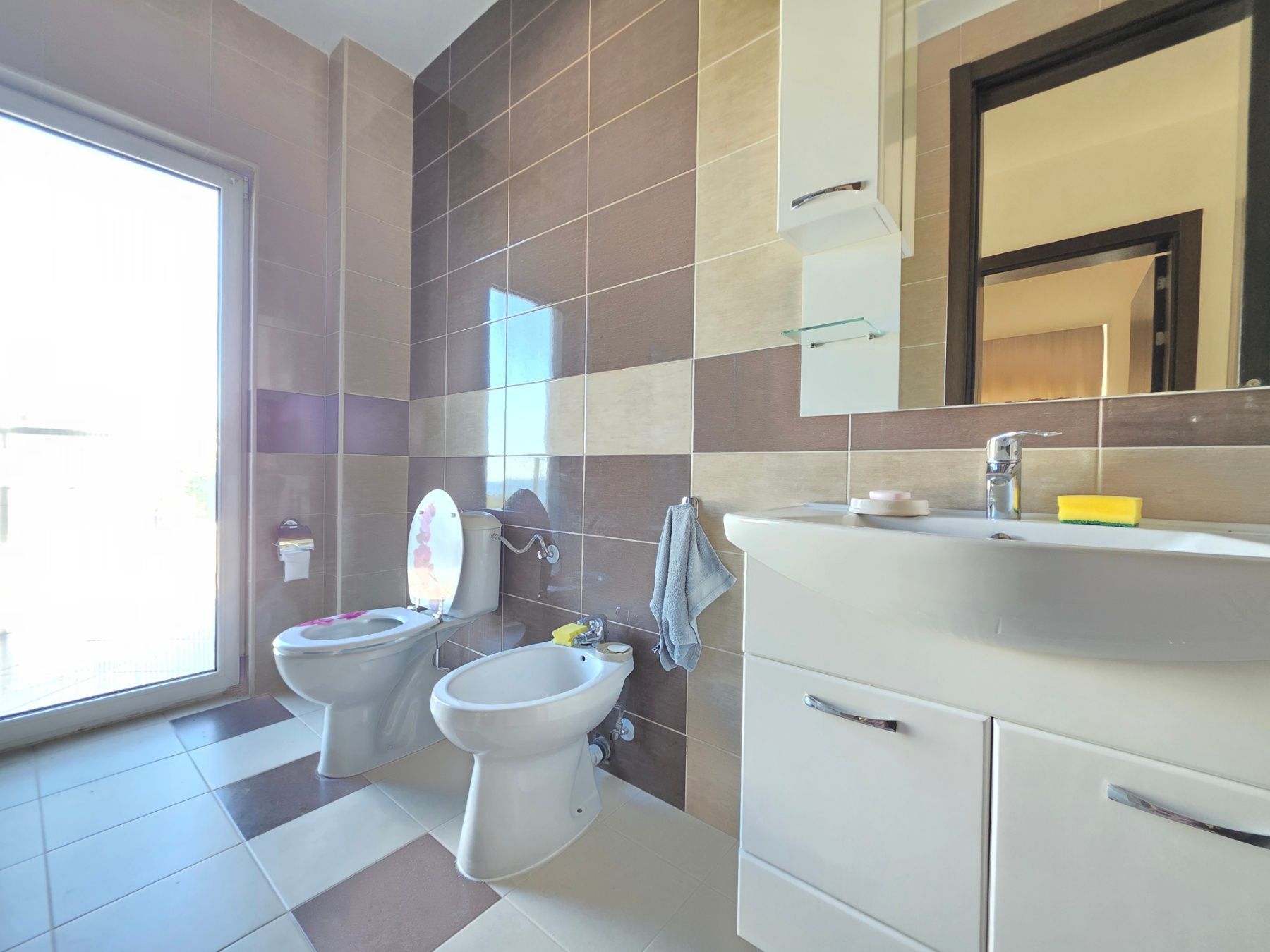 Ekskluzivna moderna vila površine 380 m² sa 4 spavaće sobe, 4 kupatila, bazenom i privatnim parkingom na placu od 450 m² – Krimovica, Kotor - Amfora Real Estate