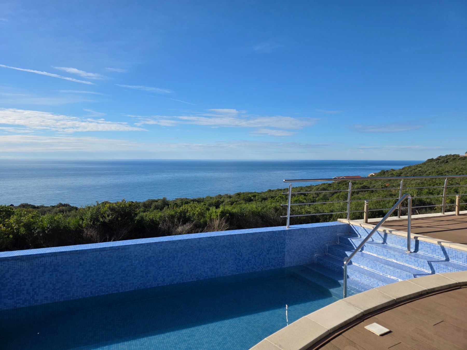 Ekskluzivna moderna vila površine 380 m² sa 4 spavaće sobe, 4 kupatila, bazenom i privatnim parkingom na placu od 450 m² – Krimovica, Kotor - Amfora Real Estate