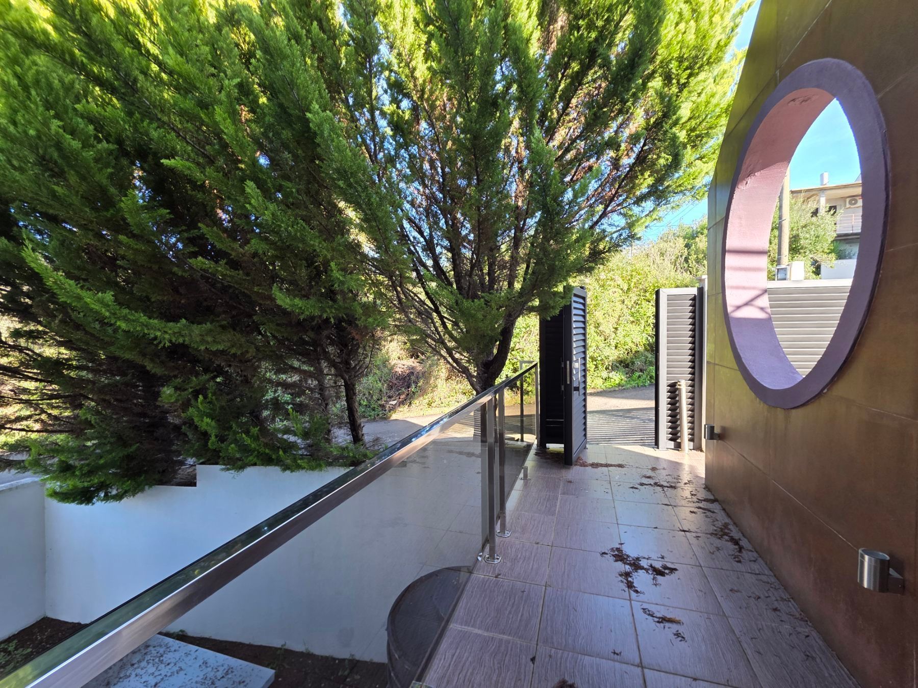 Ekskluzivna moderna vila površine 380 m² sa 4 spavaće sobe, 4 kupatila, bazenom i privatnim parkingom na placu od 450 m² – Krimovica, Kotor - Amfora Real Estate