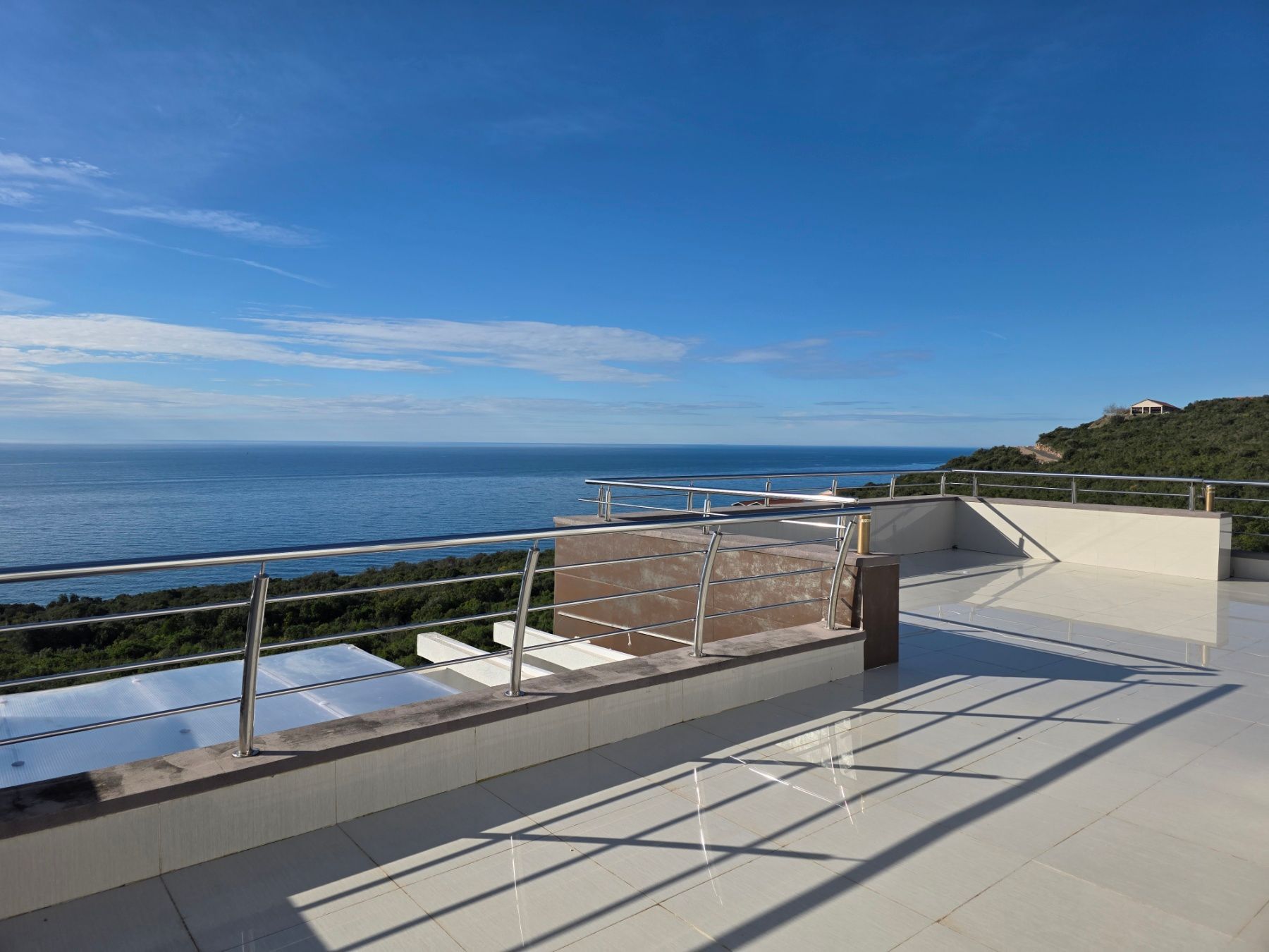 Ekskluzivna moderna vila površine 380 m² sa 4 spavaće sobe, 4 kupatila, bazenom i privatnim parkingom na placu od 450 m² – Krimovica, Kotor - Amfora Real Estate