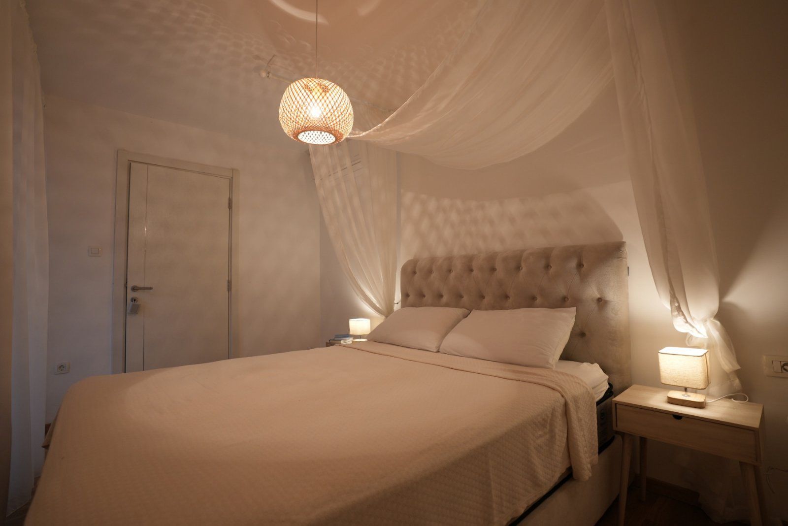 Prodaja jednosobnog luksuznog stana na prvoj liniji mora – Centar Budve, 36 m² - Amfora Real Estate