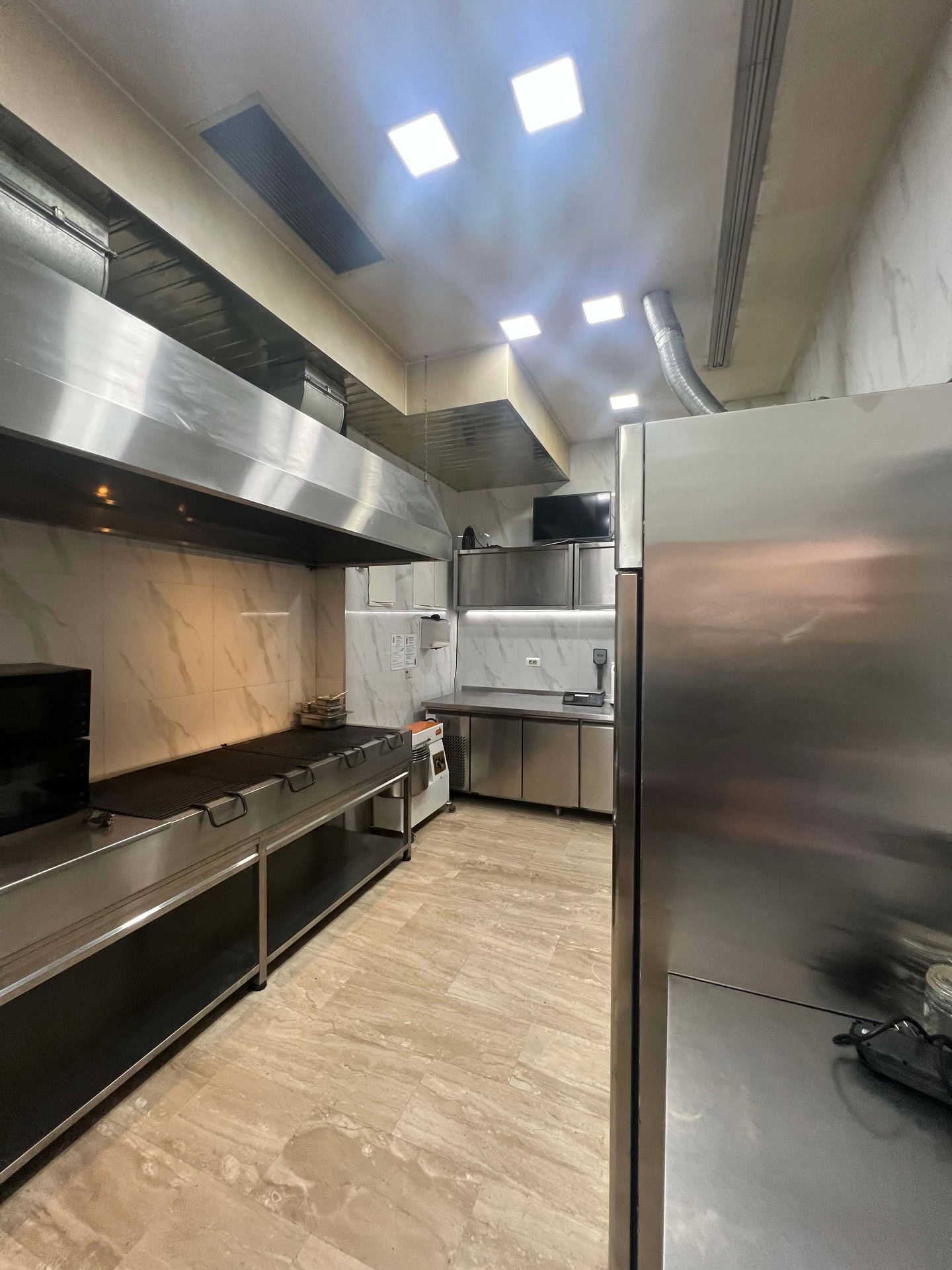 Prodaja potpuno opremljenog restorana u Budvi, Rozino – 90 m² sa terasom i magacinom, atraktivna lokacija - Amfora Real Estate