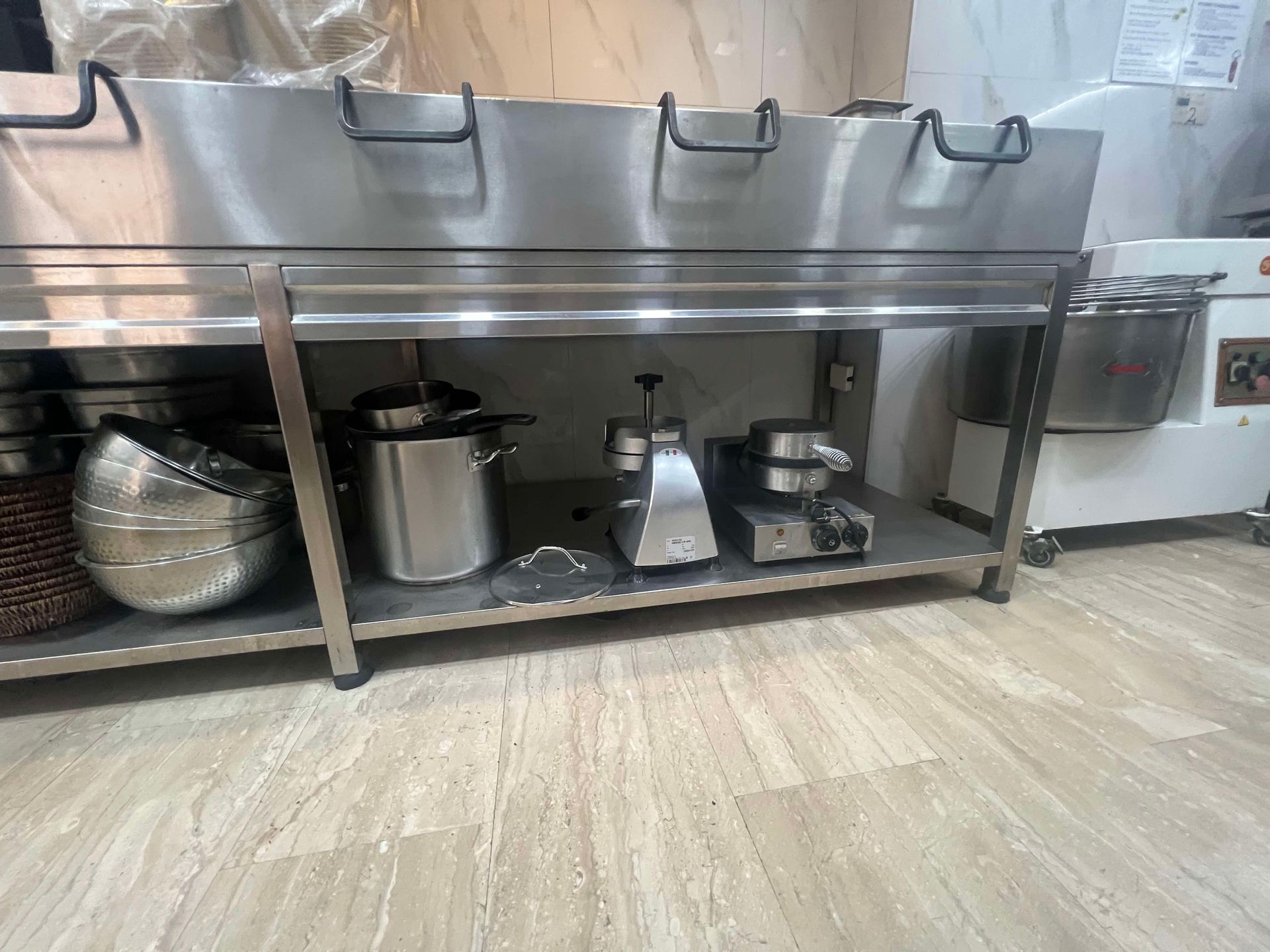 Prodaja potpuno opremljenog restorana u Budvi, Rozino – 90 m² sa terasom i magacinom, atraktivna lokacija - Amfora Real Estate