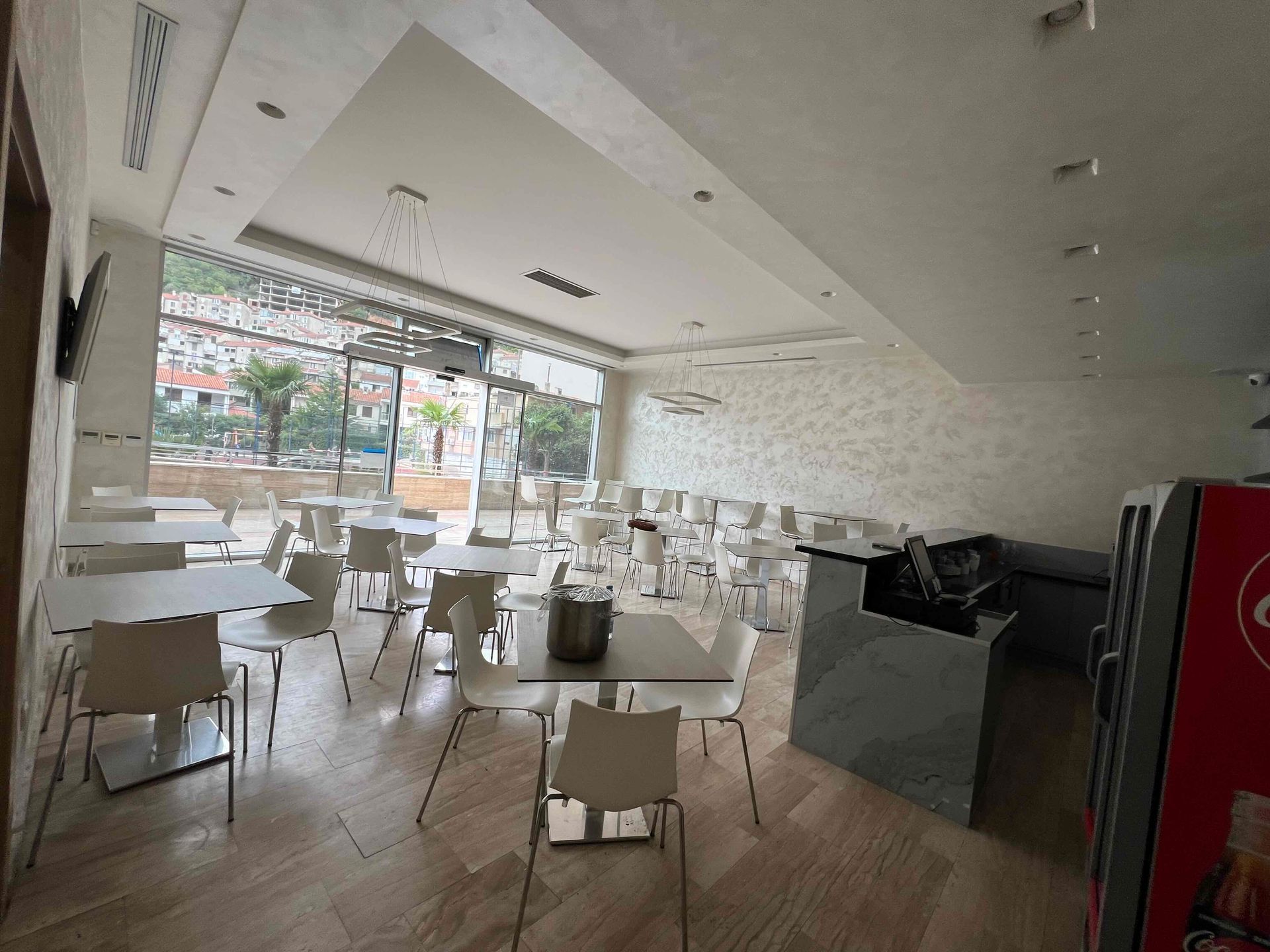 Prodaja potpuno opremljenog restorana u Budvi, Rozino – 90 m² sa terasom i magacinom, atraktivna lokacija - Amfora Real Estate