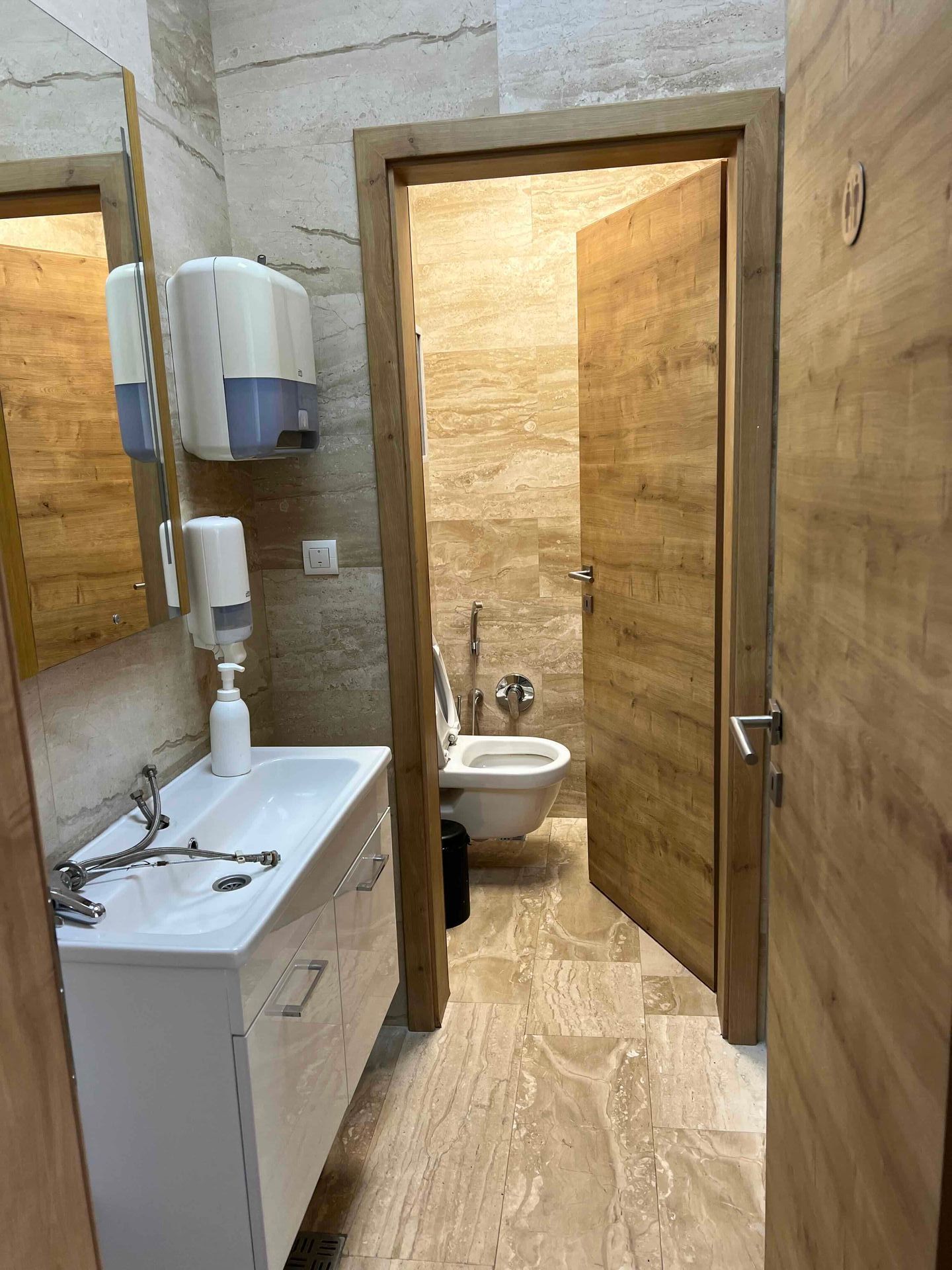 Prodaja potpuno opremljenog restorana u Budvi, Rozino – 90 m² sa terasom i magacinom, atraktivna lokacija - Amfora Real Estate