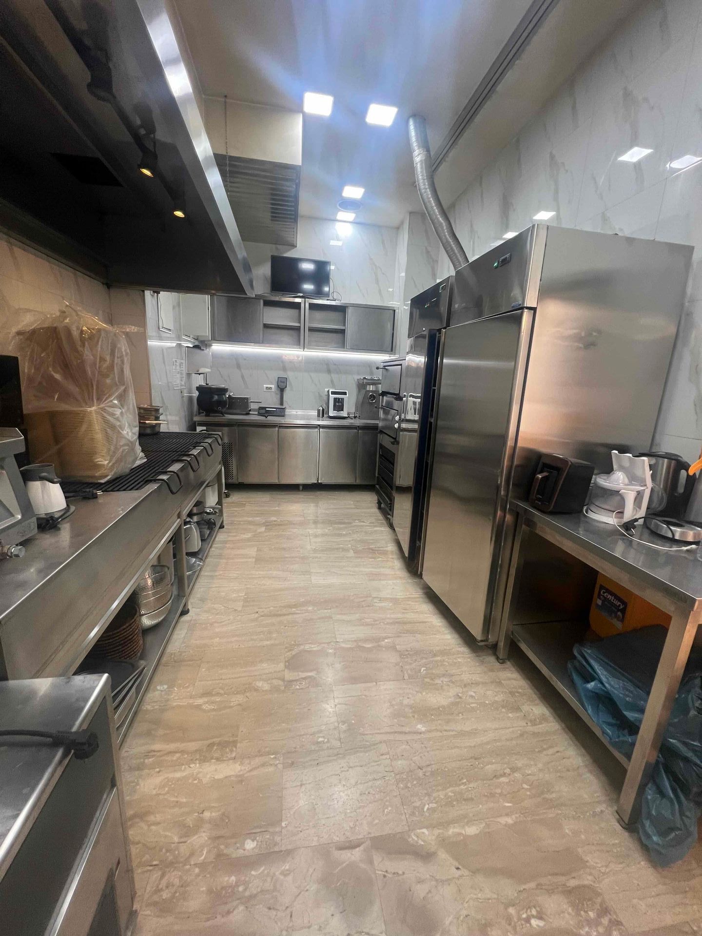 Prodaja potpuno opremljenog restorana u Budvi, Rozino – 90 m² sa terasom i magacinom, atraktivna lokacija - Amfora Real Estate