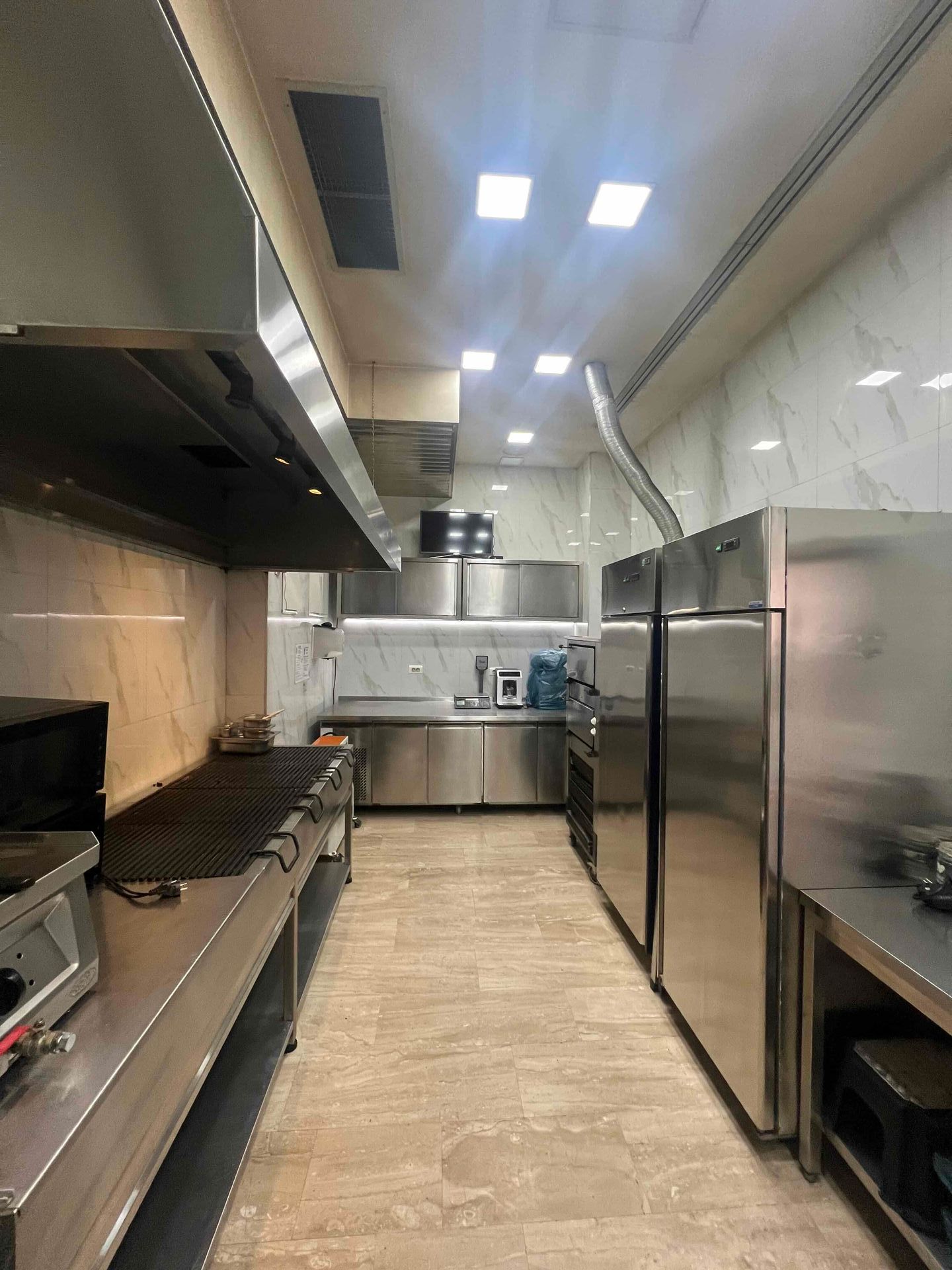 Prodaja potpuno opremljenog restorana u Budvi, Rozino – 90 m² sa terasom i magacinom, atraktivna lokacija - Amfora Real Estate