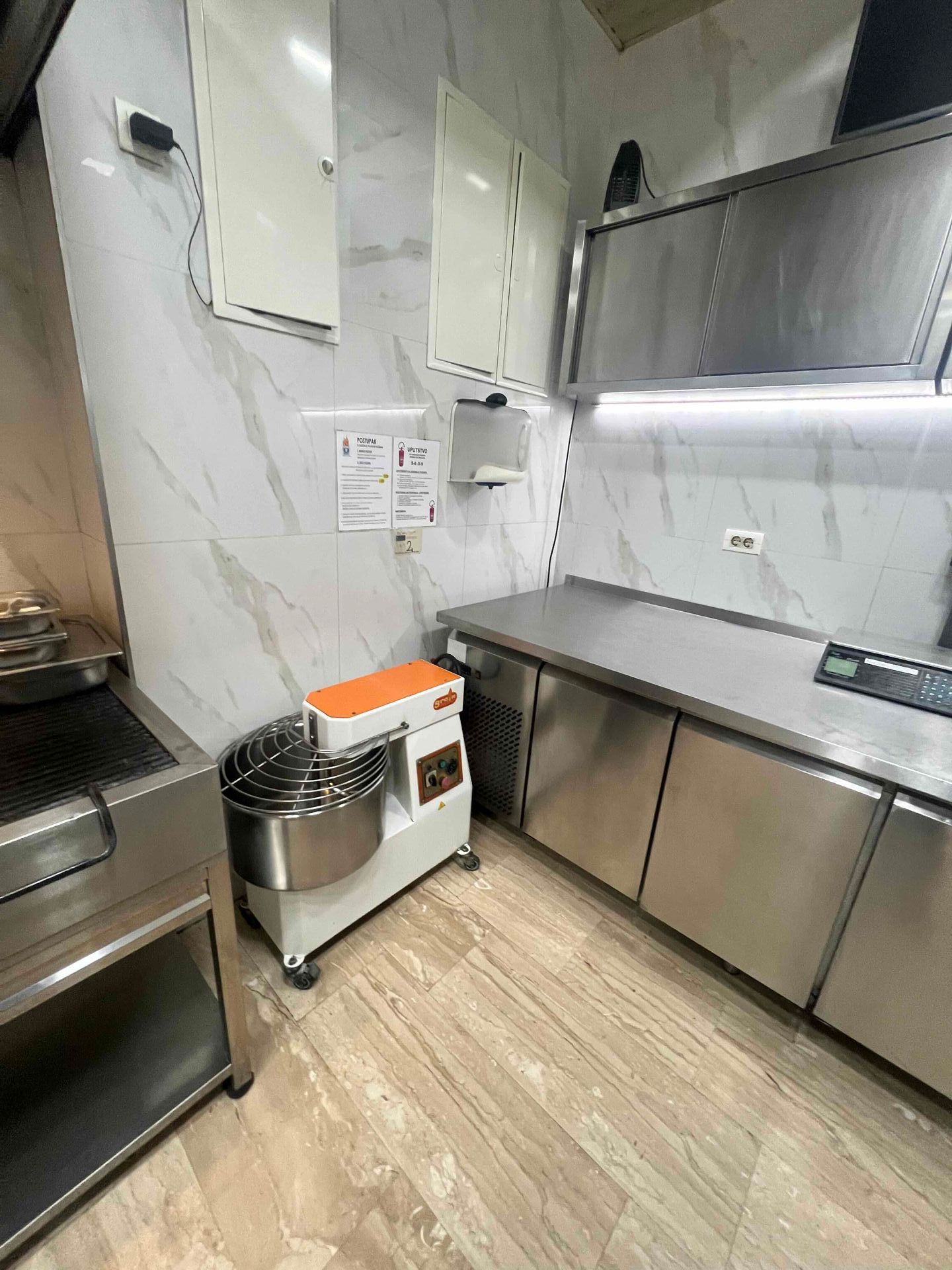 Izdavanje opremljenog poslovnog prostora (restorana) u Budvi, Rozino – 90 m² sa terasom i magacinom (Na duzi period) - Amfora Real Estate